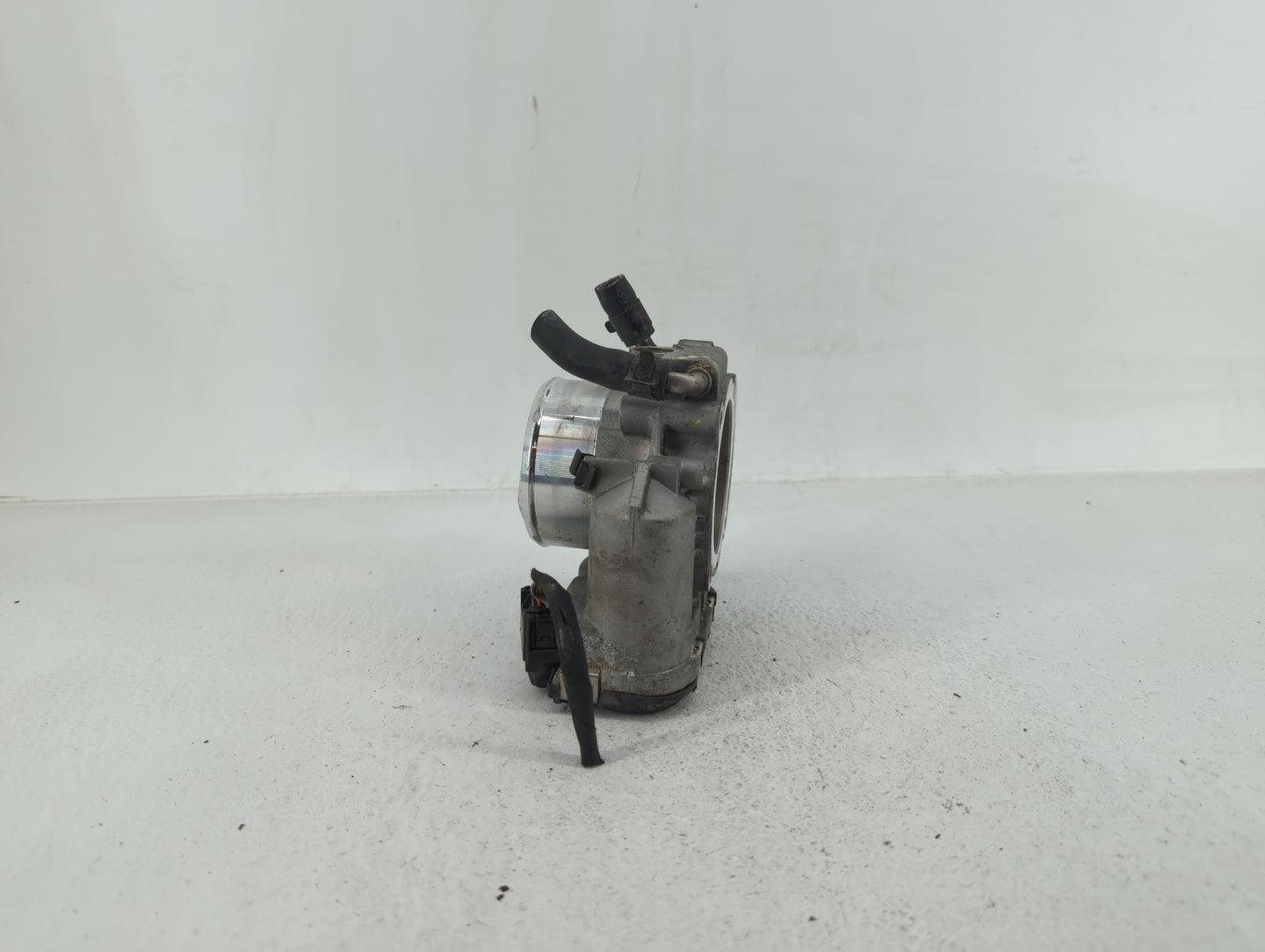 2011-2014 Hyundai Sonata Throttle Body P/N:35100-2G700 Fits Fits 2011 2012 2013 2014 2015 2016 OEM Used Auto Parts - Oemused