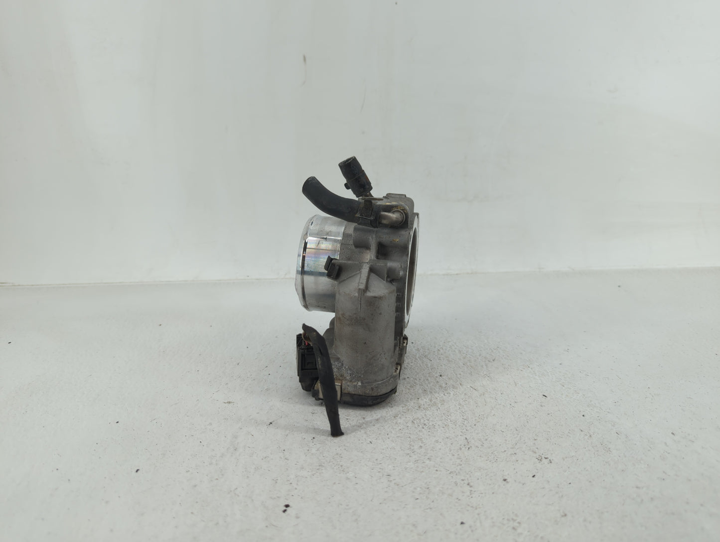 2011-2014 Hyundai Sonata Throttle Body P/N:35100-2G700 Fits Fits 2011 2012 2013 2014 2015 2016 OEM Used Auto Parts - Oemused