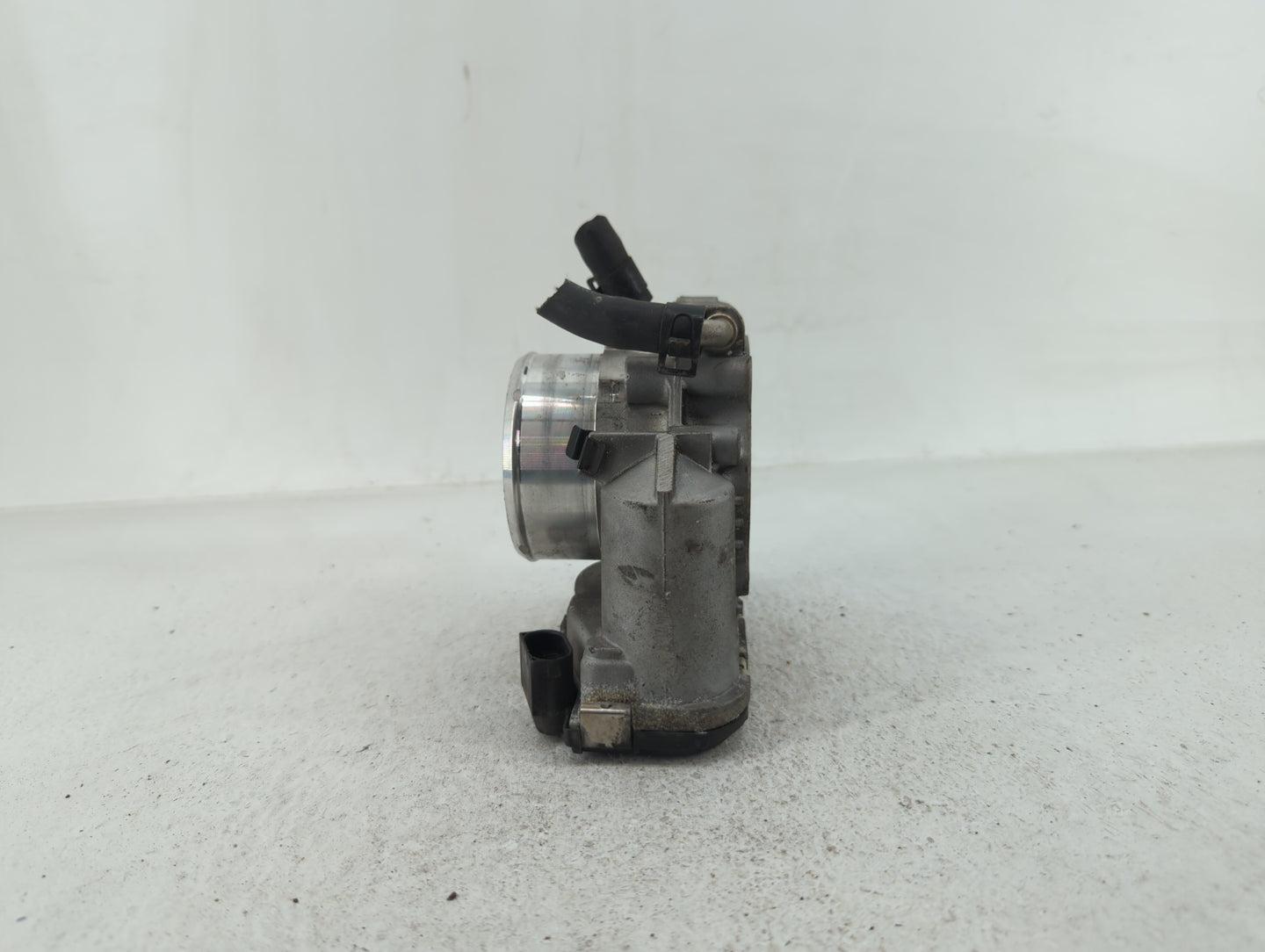 2011-2014 Hyundai Sonata Throttle Body P/N:35100-2G700 Fits Fits 2011 2012 2013 2014 2015 2016 OEM Used Auto Parts - Oemused