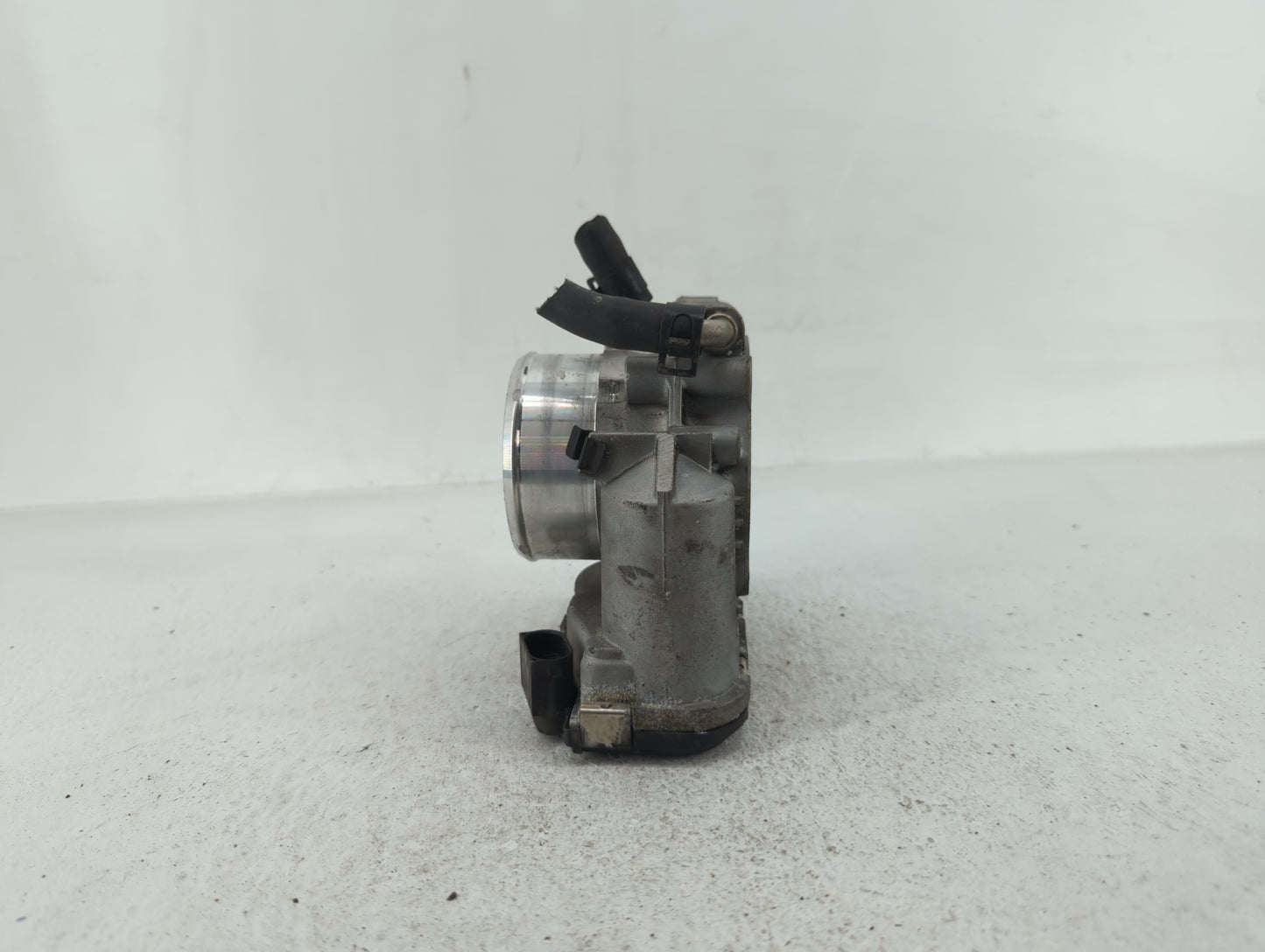 2011-2014 Hyundai Sonata Throttle Body P/N:35100-2G700 Fits Fits 2011 2012 2013 2014 2015 2016 OEM Used Auto Parts - Oemused