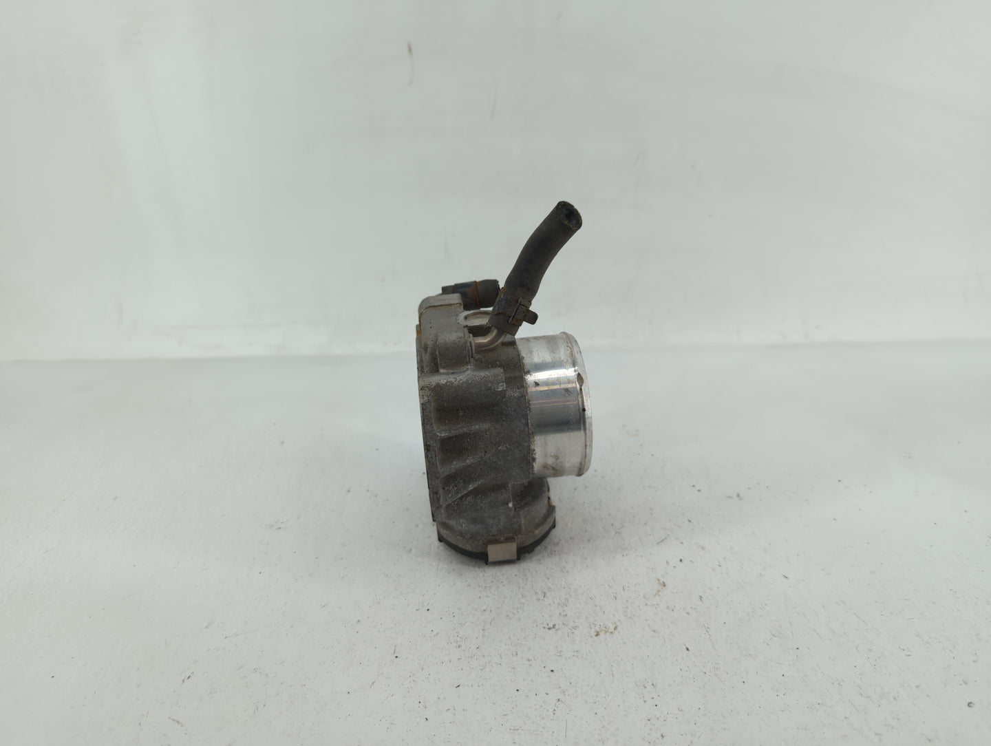 2011-2014 Hyundai Sonata Throttle Body P/N:35100-2G700 Fits Fits 2011 2012 2013 2014 2015 2016 OEM Used Auto Parts - Oemused