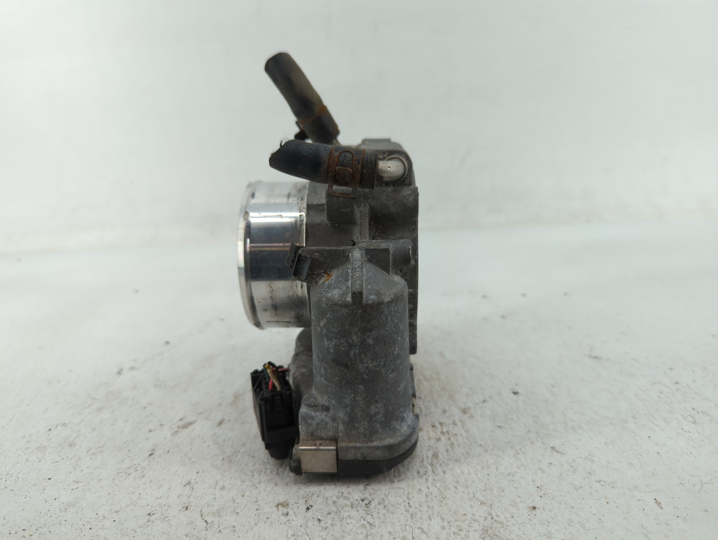 2011-2014 Hyundai Sonata Throttle Body P/N:35100-2G700 Fits Fits 2011 2012 2013 2014 2015 2016 OEM Used Auto Parts - Oemused