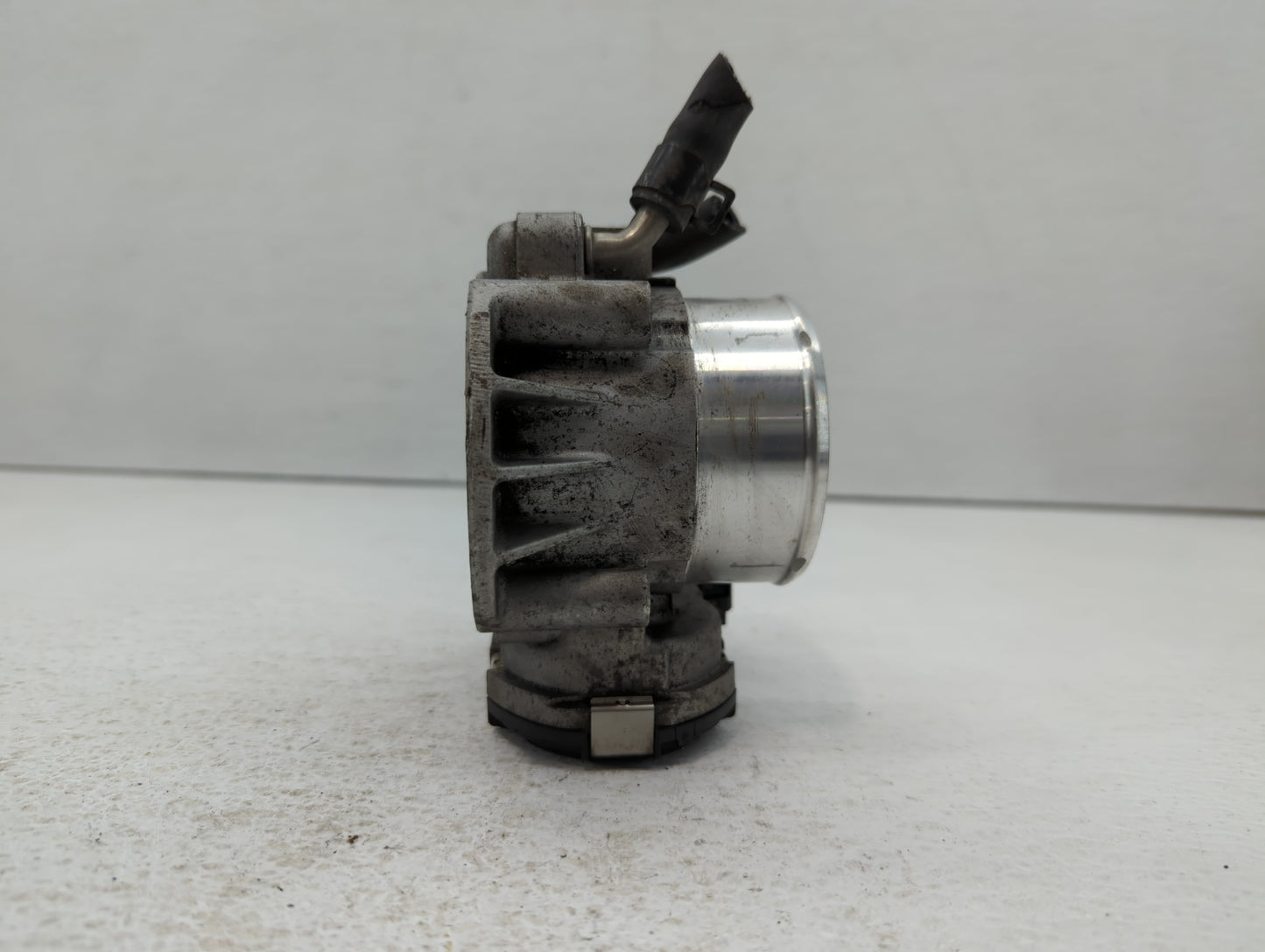 2011-2014 Hyundai Sonata Throttle Body P/N:35100-2G700 Fits Fits 2011 2012 2013 2014 2015 2016 OEM Used Auto Parts - Oemused