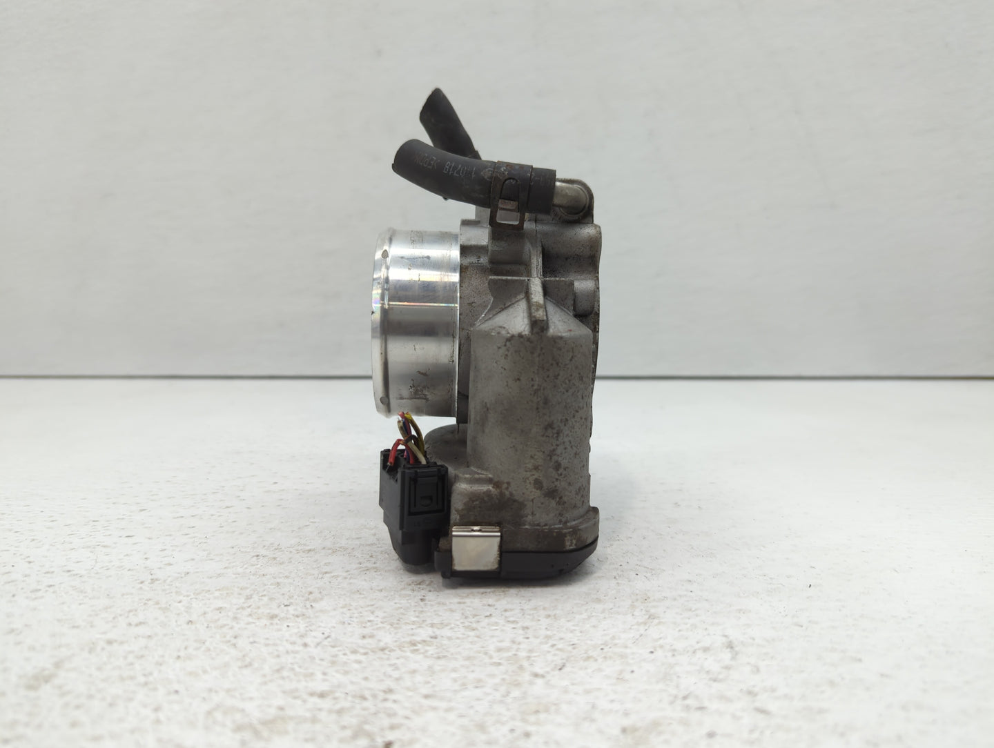 2011-2014 Hyundai Sonata Throttle Body P/N:35100-2G700 Fits Fits 2011 2012 2013 2014 2015 2016 OEM Used Auto Parts - Oemused