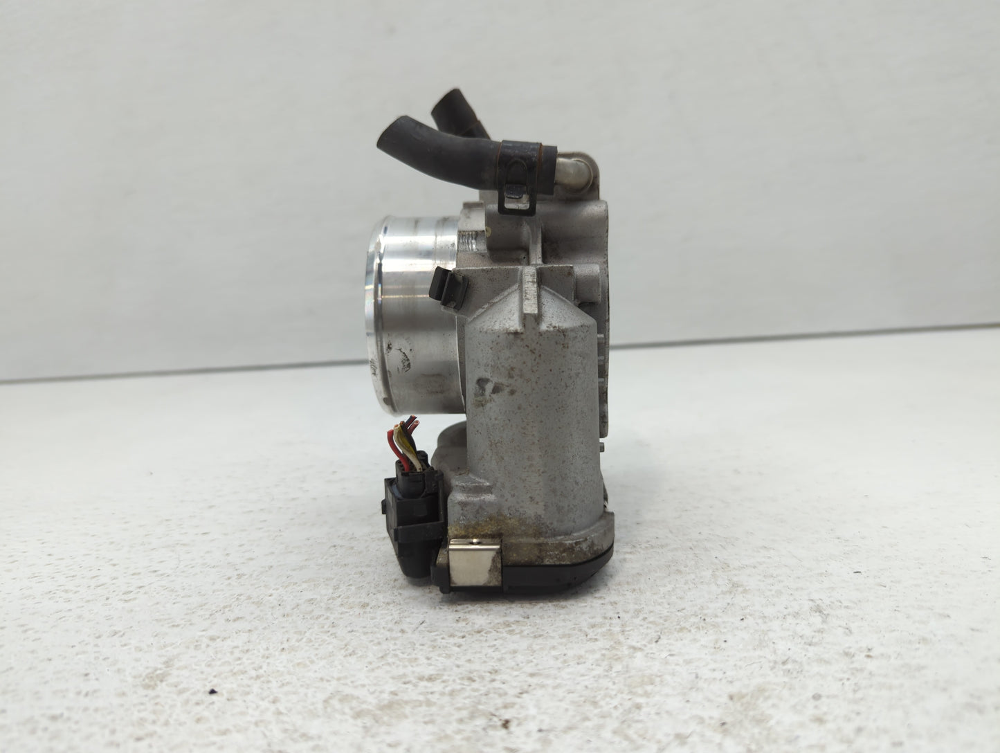 2011-2014 Hyundai Sonata Throttle Body P/N:35100-2G700 Fits Fits 2011 2012 2013 2014 2015 2016 OEM Used Auto Parts - Oemused
