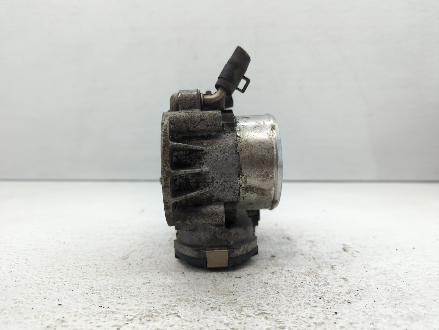 2011-2014 Hyundai Sonata Throttle Body P/N:35100-2G700 Fits Fits 2011 2012 2013 2014 2015 2016 OEM Used Auto Parts - Oemused