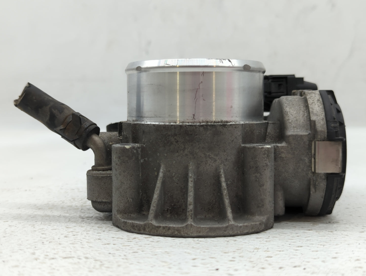 2011-2014 Hyundai Sonata Throttle Body P/N:35100-2G700 Fits Fits 2011 2012 2013 2014 2015 2016 OEM Used Auto Parts - Oemused
