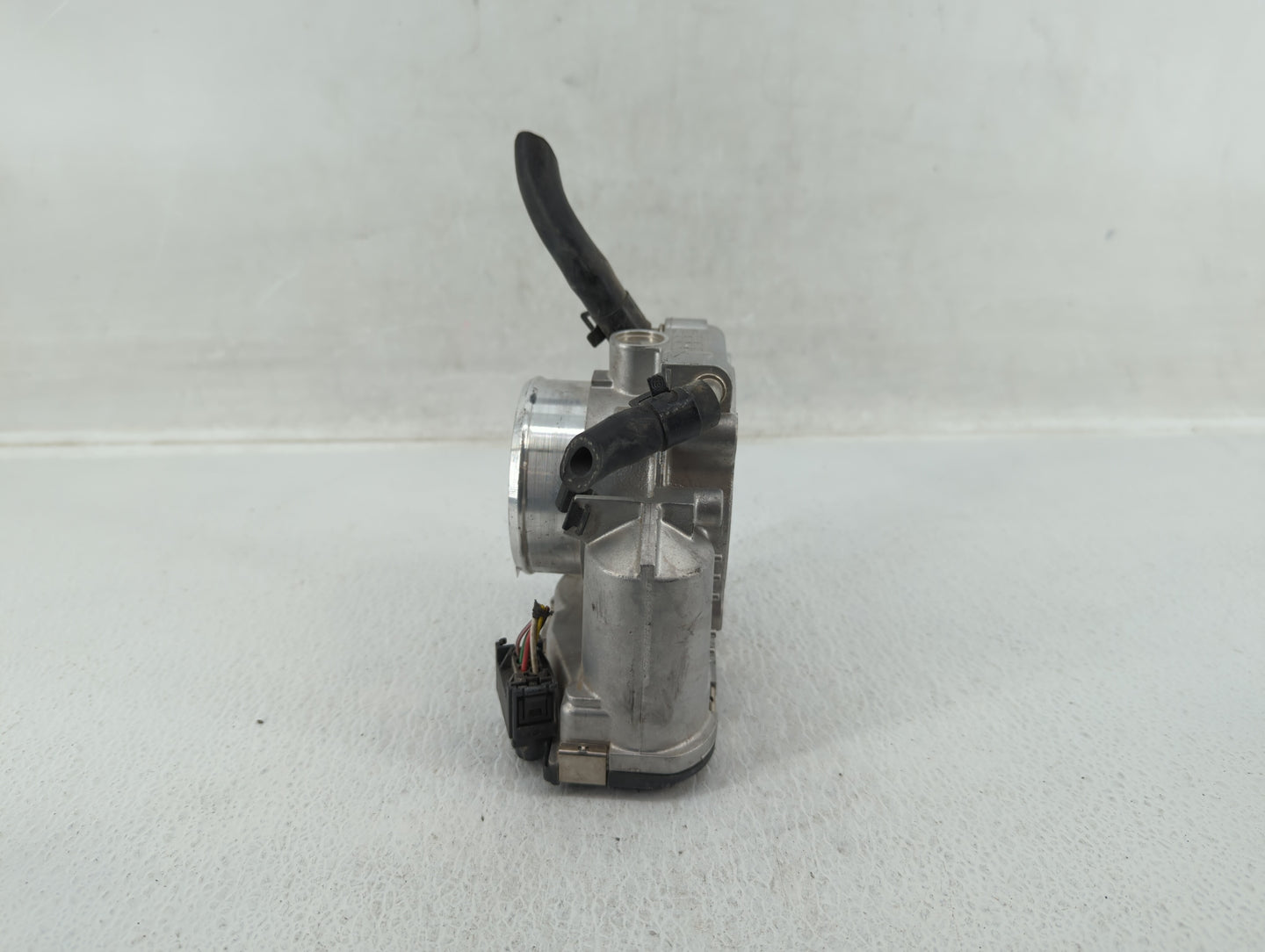 2011-2015 Hyundai Sonata Throttle Body P/N:35100-2G800 Fits Fits 2011 2012 2013 2014 2015 2016 OEM Used Auto Parts - Oemused