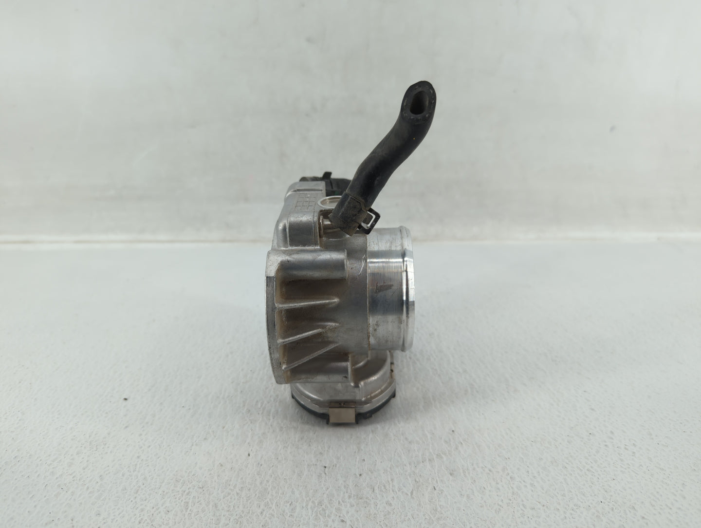 2011-2015 Hyundai Sonata Throttle Body P/N:35100-2G800 Fits Fits 2011 2012 2013 2014 2015 2016 OEM Used Auto Parts - Oemused