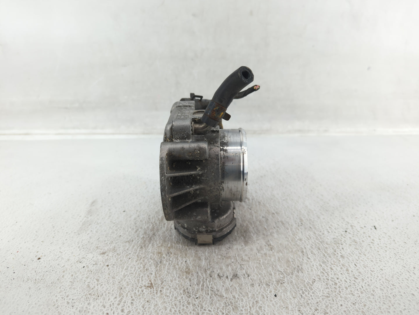 2011-2015 Hyundai Sonata Throttle Body P/N:35100-2G800 Fits Fits 2011 2012 2013 2014 2015 2016 OEM Used Auto Parts - Oemused