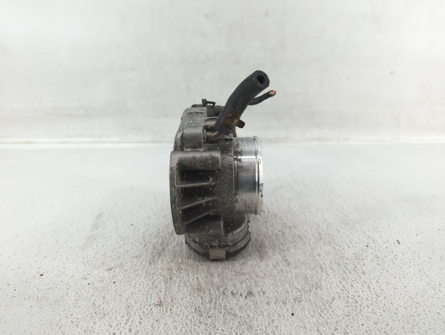 2011-2015 Hyundai Sonata Throttle Body P/N:35100-2G800 Fits Fits 2011 2012 2013 2014 2015 2016 OEM Used Auto Parts - Oemused