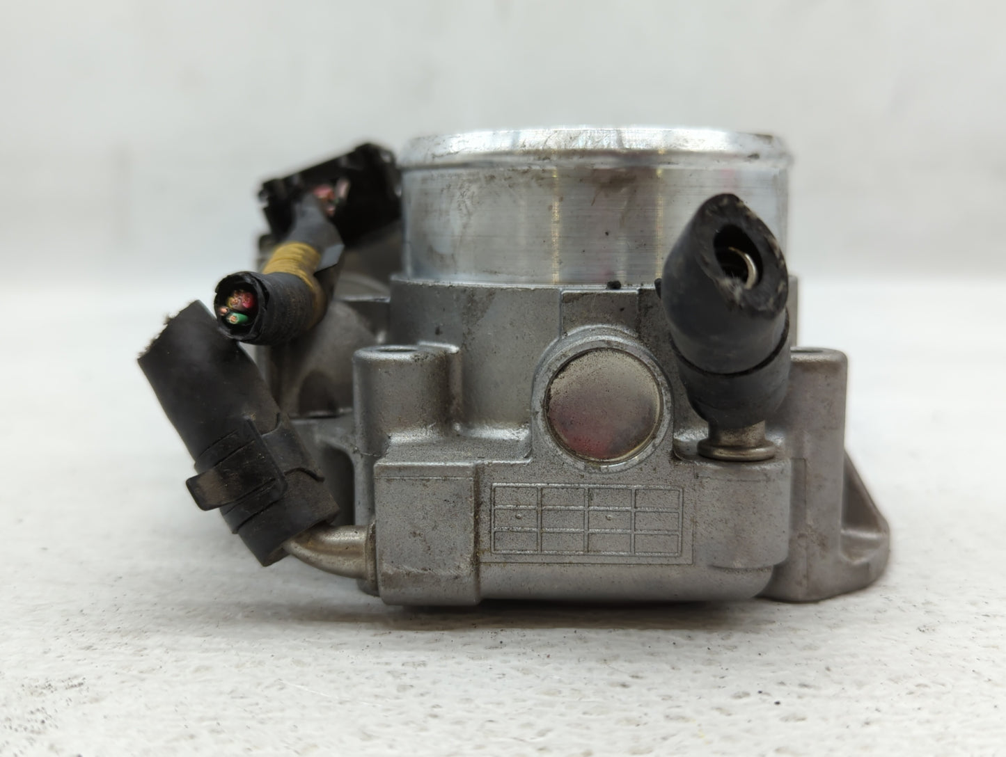 2011-2015 Hyundai Sonata Throttle Body P/N:35100-2G800 Fits Fits 2011 2012 2013 2014 2015 2016 OEM Used Auto Parts - Oemused