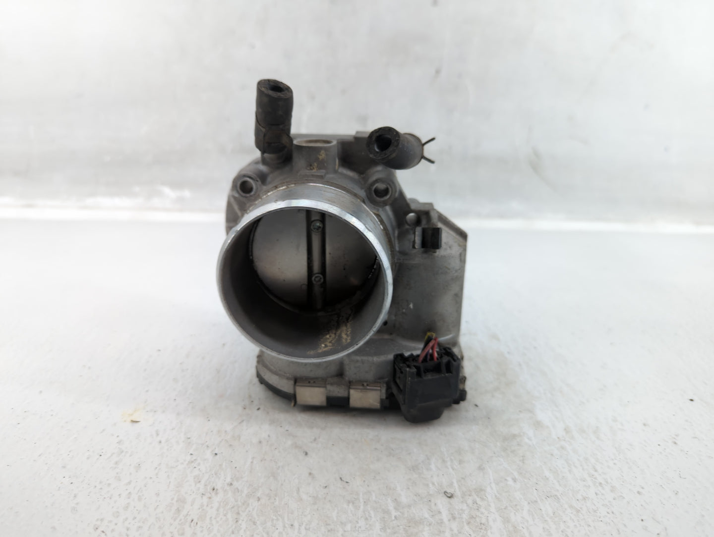 2011-2014 Hyundai Sonata Throttle Body P/N:35100-2G700 Fits Fits 2011 2012 2013 2014 2015 2016 OEM Used Auto Parts - Oemused