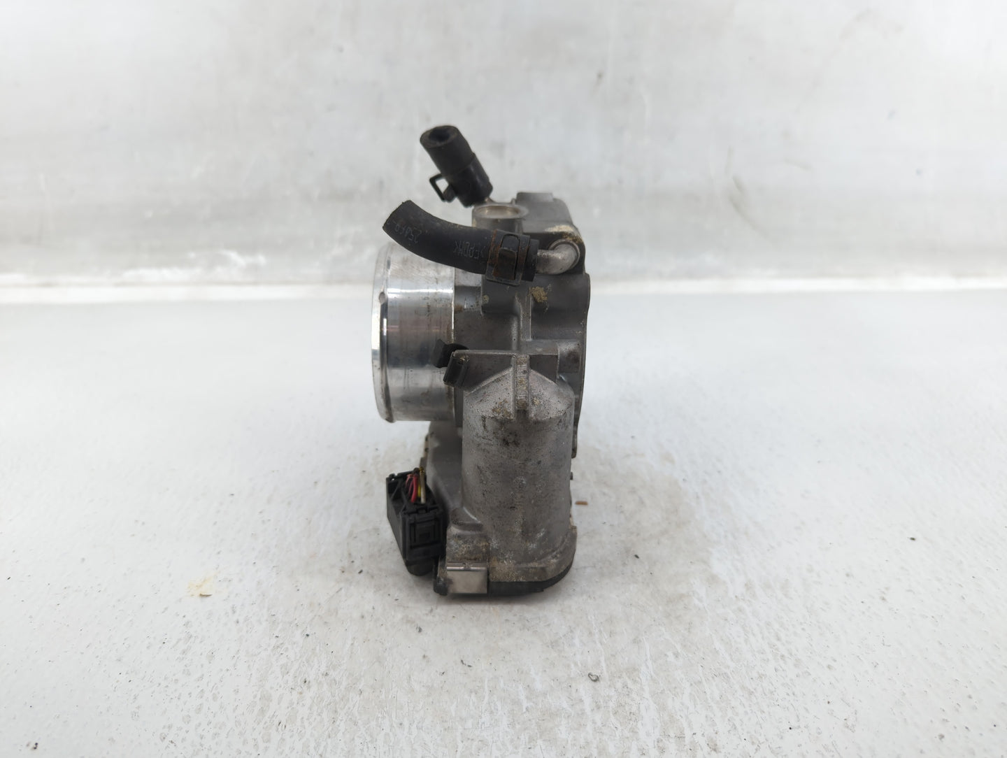 2011-2014 Hyundai Sonata Throttle Body P/N:35100-2G700 Fits Fits 2011 2012 2013 2014 2015 2016 OEM Used Auto Parts - Oemused