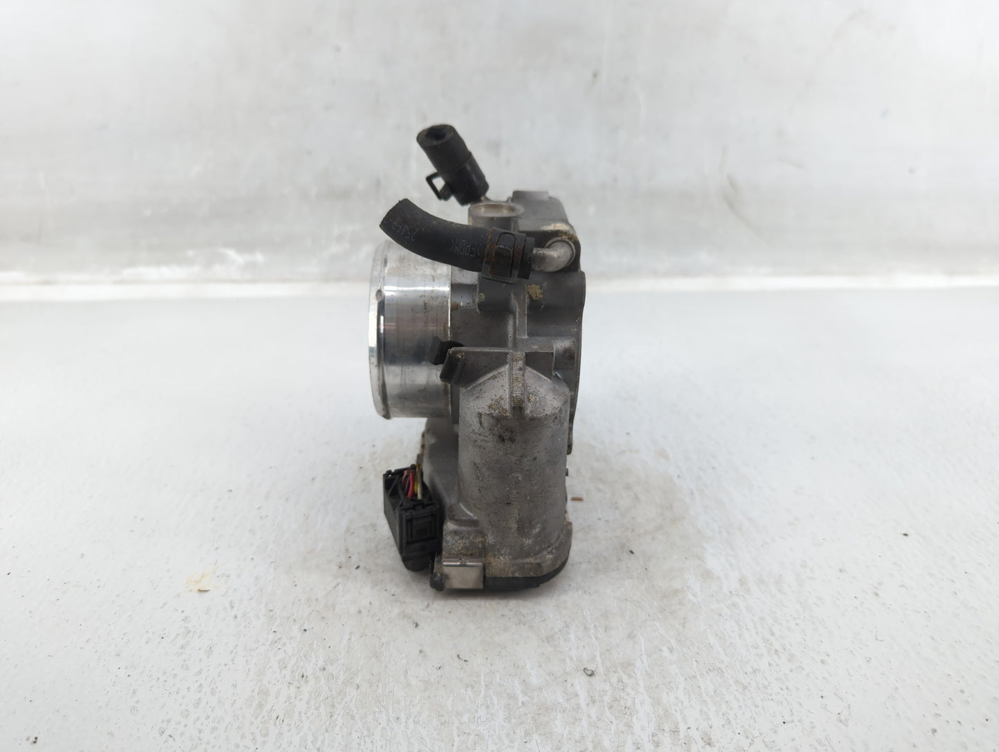2011-2014 Hyundai Sonata Throttle Body P/N:35100-2G700 Fits Fits 2011 2012 2013 2014 2015 2016 OEM Used Auto Parts - Oemused