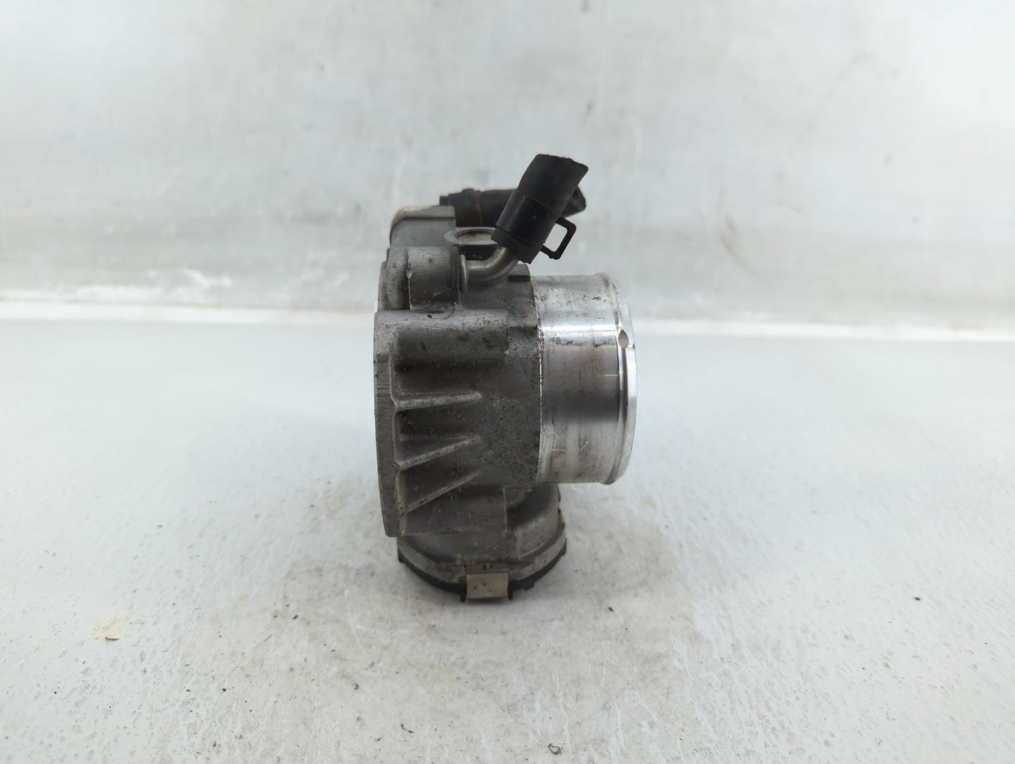 2011-2014 Hyundai Sonata Throttle Body P/N:35100-2G700 Fits Fits 2011 2012 2013 2014 2015 2016 OEM Used Auto Parts - Oemused