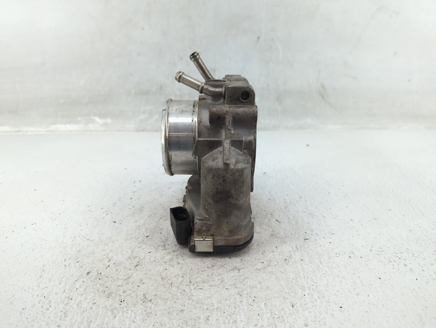 2011-2014 Hyundai Sonata Throttle Body P/N:35100-2G710 Fits Fits 2011 2012 2013 2014 2015 2016 OEM Used Auto Parts - Oemused
