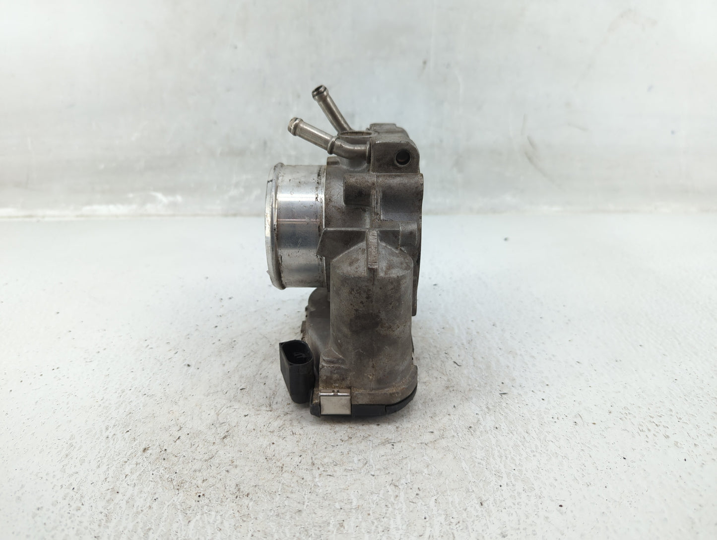2011-2014 Hyundai Sonata Throttle Body P/N:35100-2G710 Fits Fits 2011 2012 2013 2014 2015 2016 OEM Used Auto Parts - Oemused