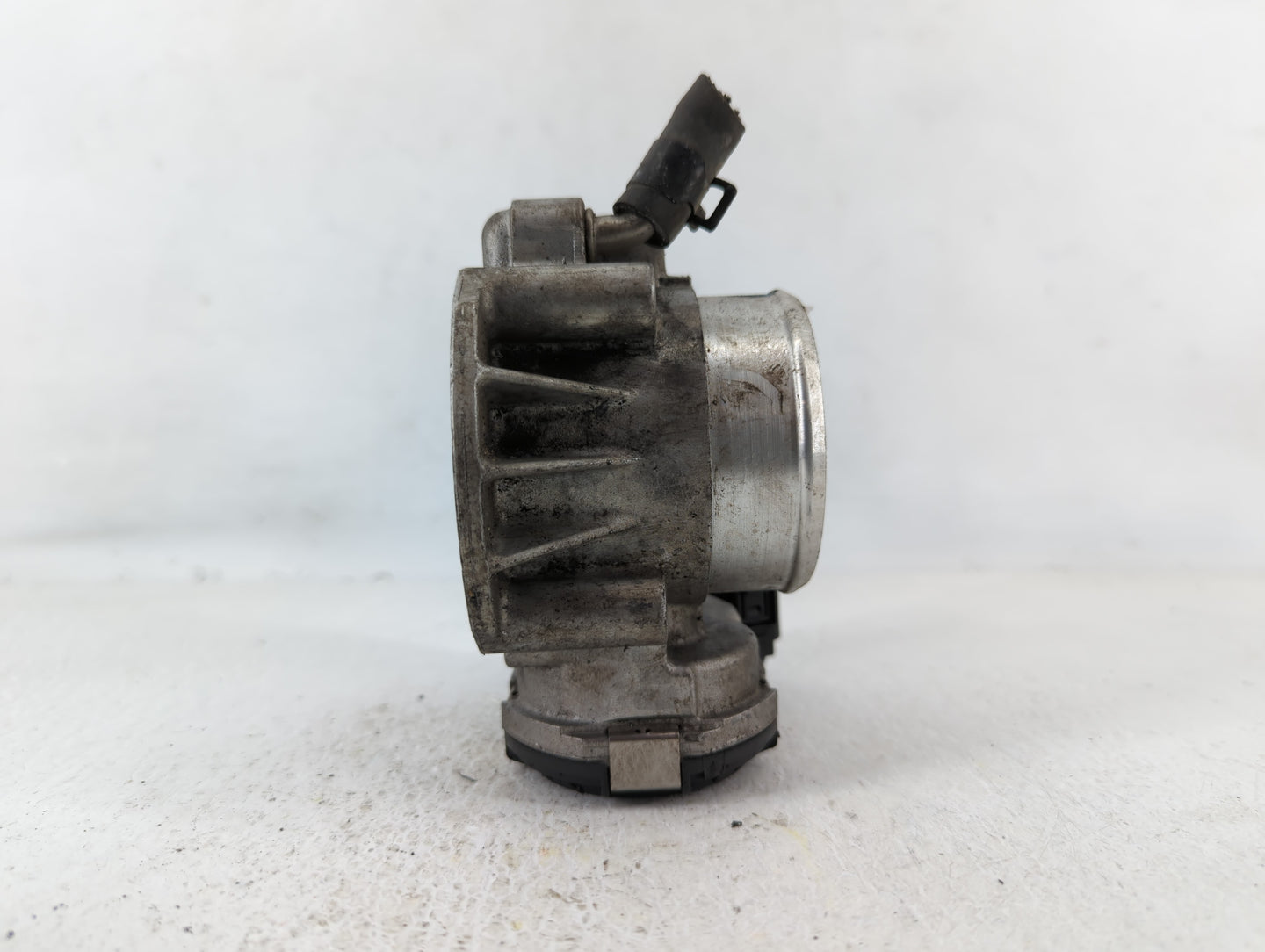 2011-2015 Hyundai Sonata Throttle Body P/N:35100-2G800 Fits Fits 2011 2012 2013 2014 2015 2016 OEM Used Auto Parts - Oemused