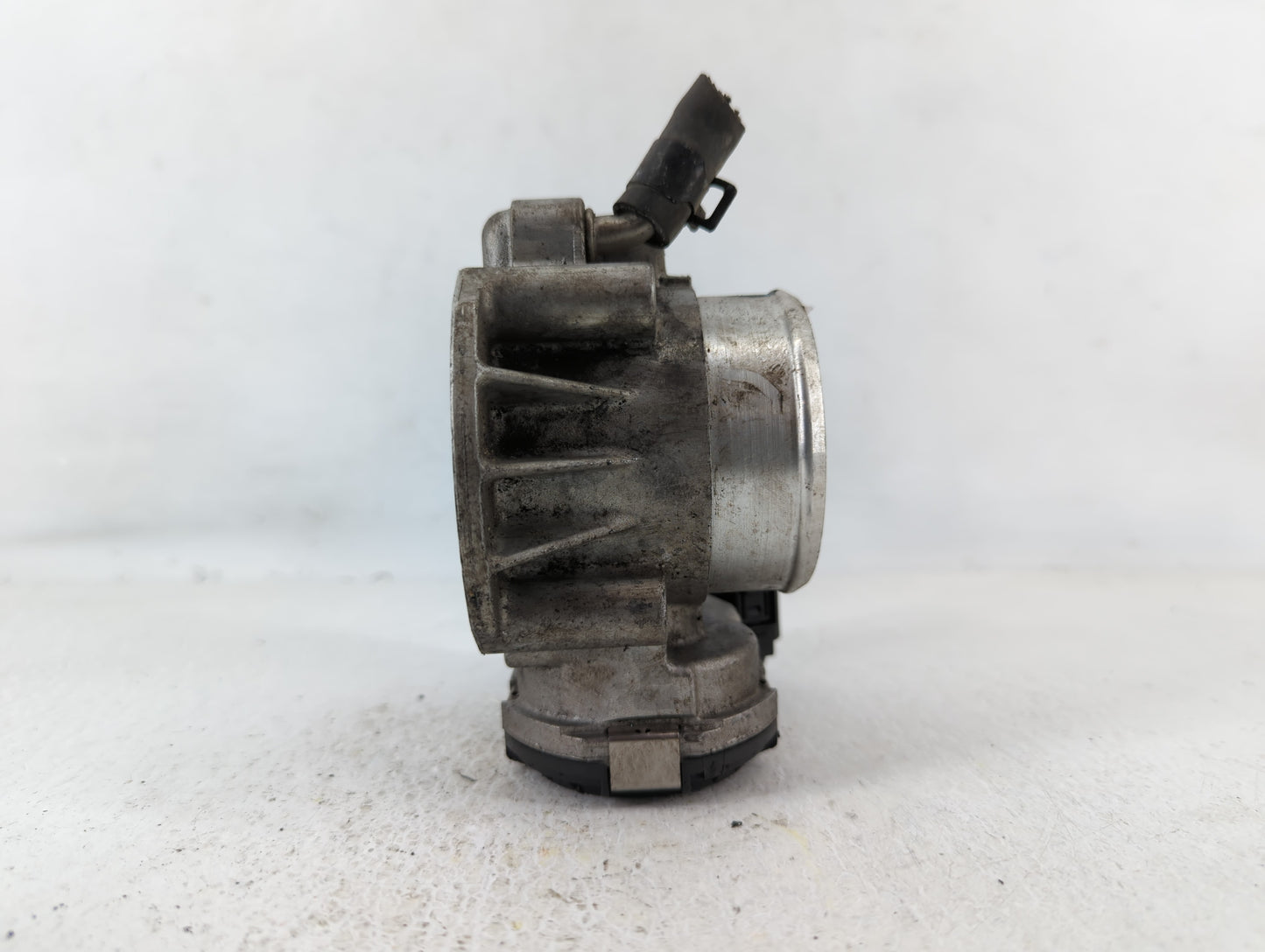 2011-2015 Hyundai Sonata Throttle Body P/N:35100-2G800 Fits Fits 2011 2012 2013 2014 2015 2016 OEM Used Auto Parts - Oemused
