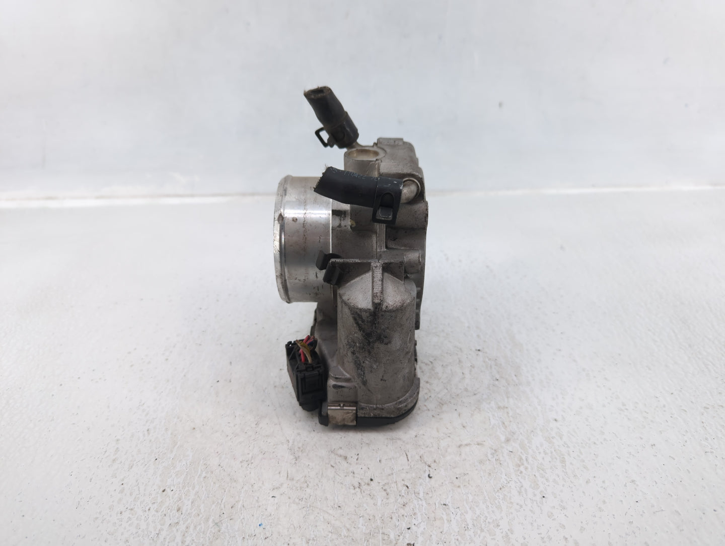 2011-2014 Hyundai Sonata Throttle Body P/N:35100-2G700 Fits Fits 2011 2012 2013 2014 2015 2016 OEM Used Auto Parts - Oemused