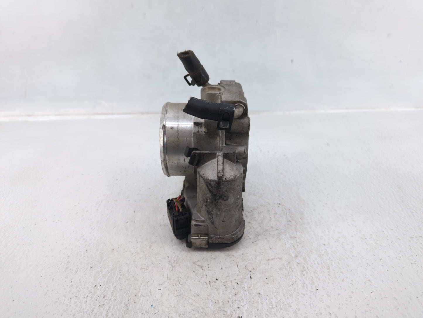 2011-2014 Hyundai Sonata Throttle Body P/N:35100-2G700 Fits Fits 2011 2012 2013 2014 2015 2016 OEM Used Auto Parts - Oemused