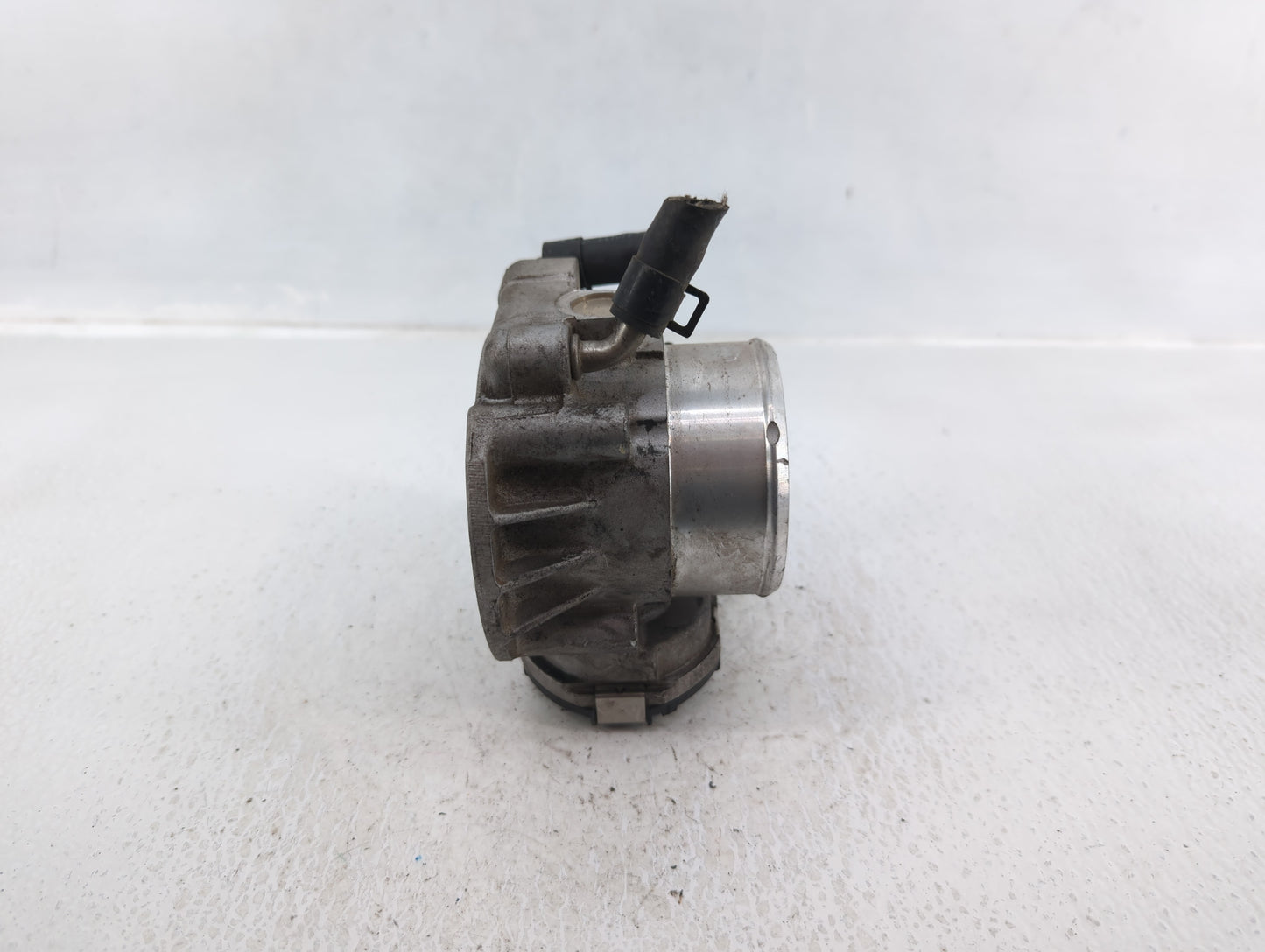 2011-2014 Hyundai Sonata Throttle Body P/N:35100-2G700 Fits Fits 2011 2012 2013 2014 2015 2016 OEM Used Auto Parts - Oemused