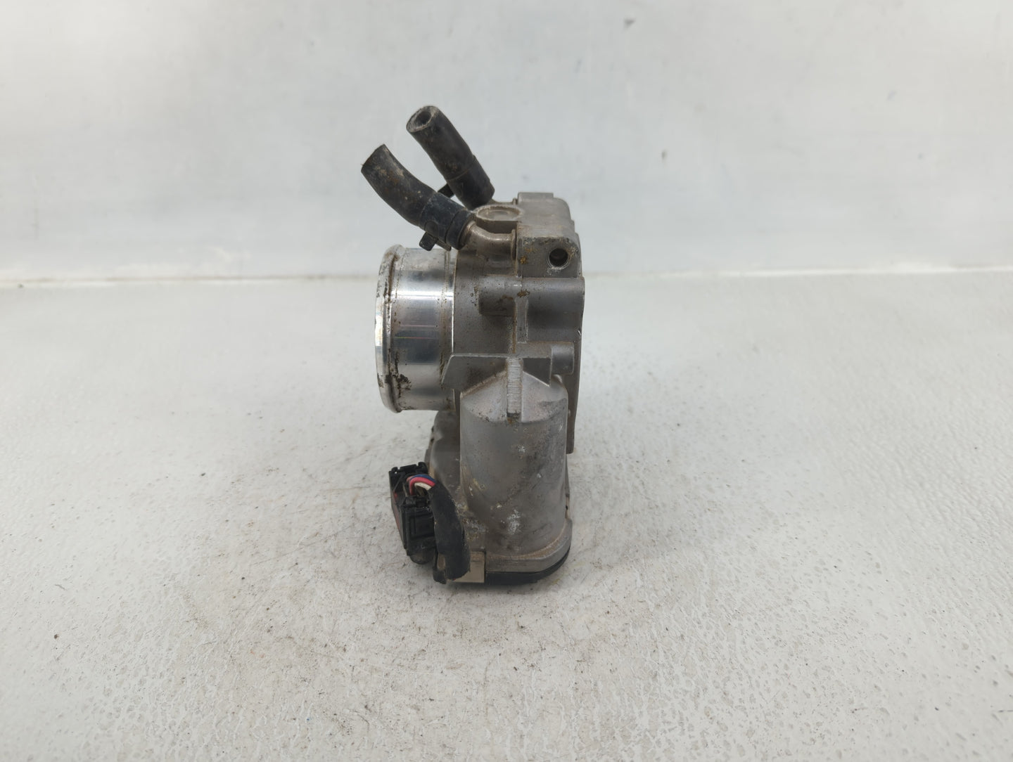 2011-2014 Hyundai Sonata Throttle Body P/N:35100-2G710 Fits Fits 2011 2012 2013 2014 2015 2016 OEM Used Auto Parts - Oemused