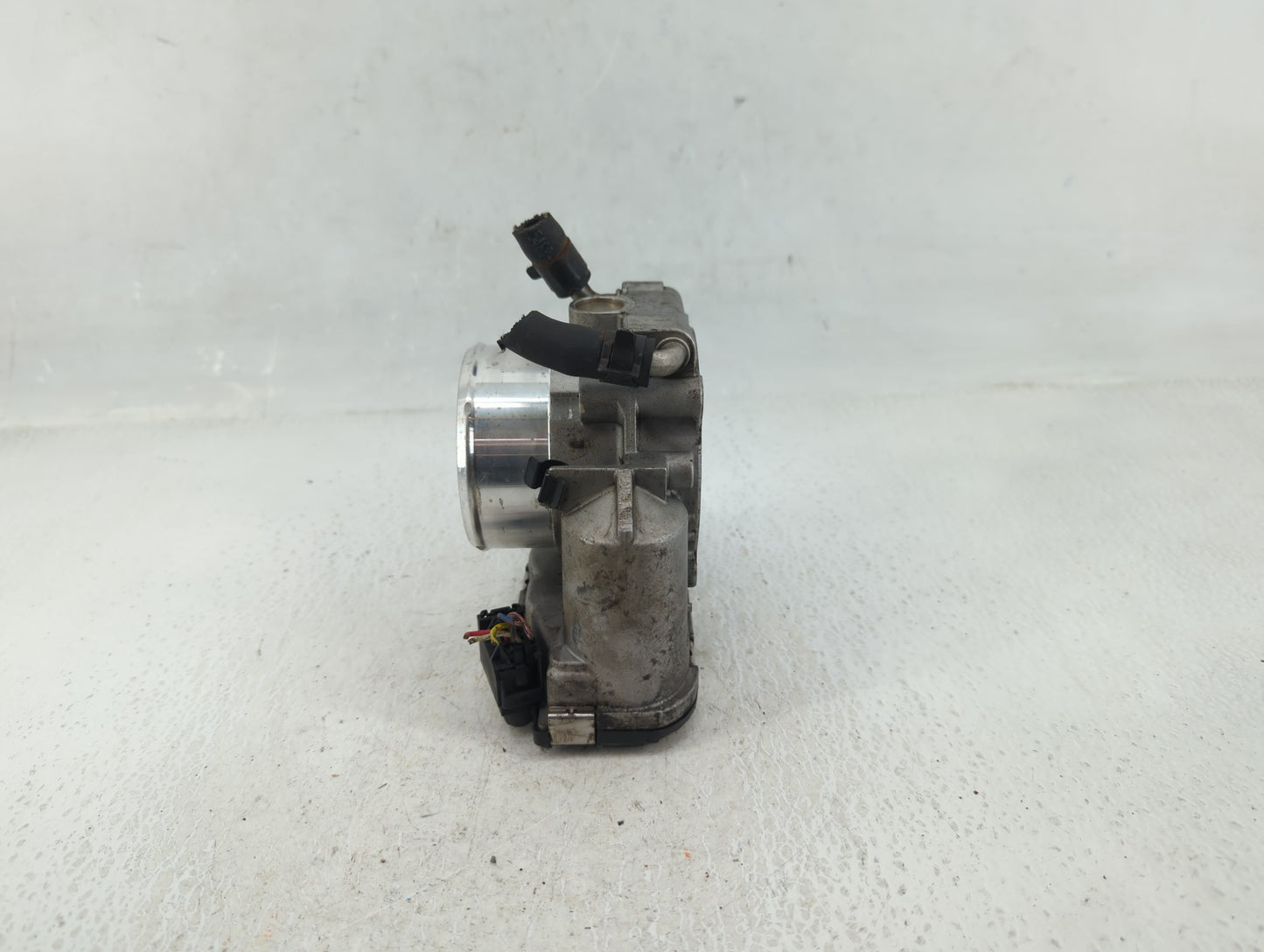 2011-2014 Hyundai Sonata Throttle Body P/N:35100-2G700 Fits Fits 2011 2012 2013 2014 2015 2016 OEM Used Auto Parts - Oemused