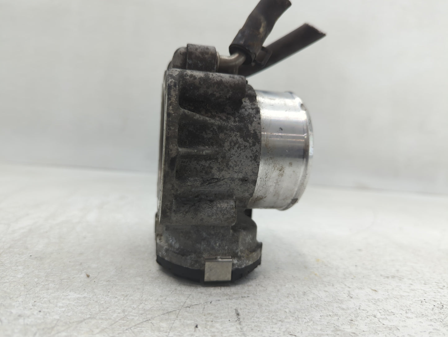 2011-2014 Hyundai Sonata Throttle Body P/N:35100-2G700 Fits Fits 2011 2012 2013 2014 2015 2016 OEM Used Auto Parts - Oemused