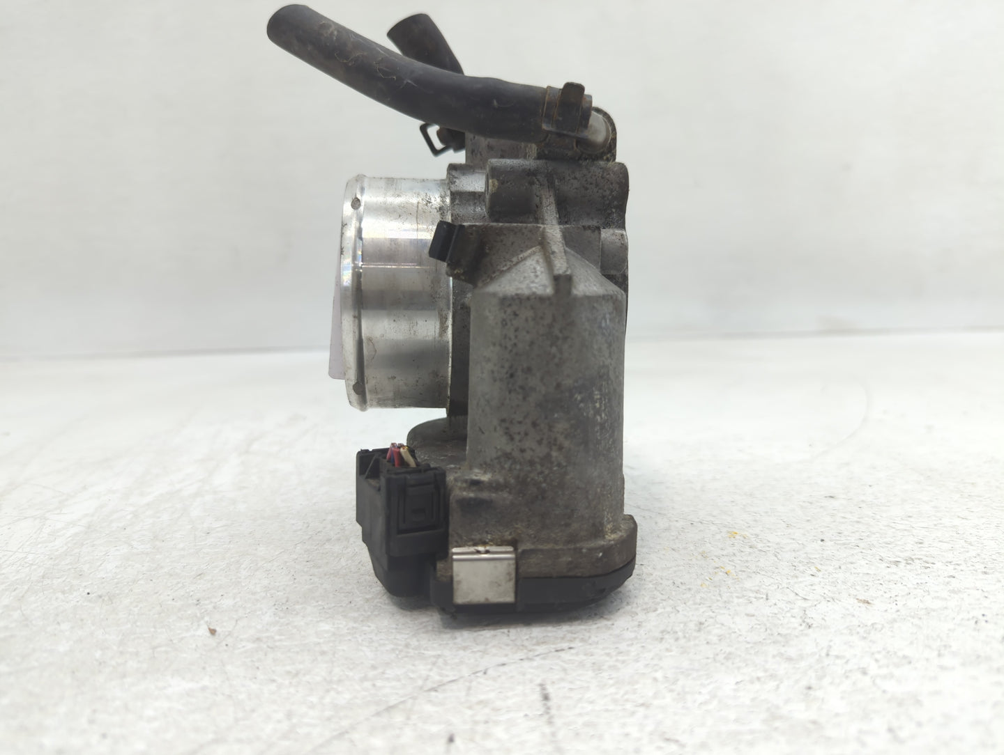 2011-2014 Hyundai Sonata Throttle Body P/N:35100-2G700 Fits Fits 2011 2012 2013 2014 2015 2016 OEM Used Auto Parts - Oemused