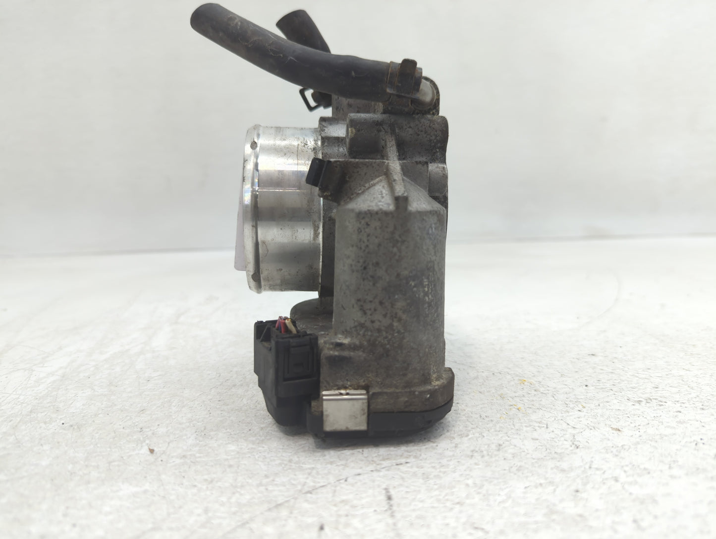 2011-2014 Hyundai Sonata Throttle Body P/N:35100-2G700 Fits Fits 2011 2012 2013 2014 2015 2016 OEM Used Auto Parts - Oemused