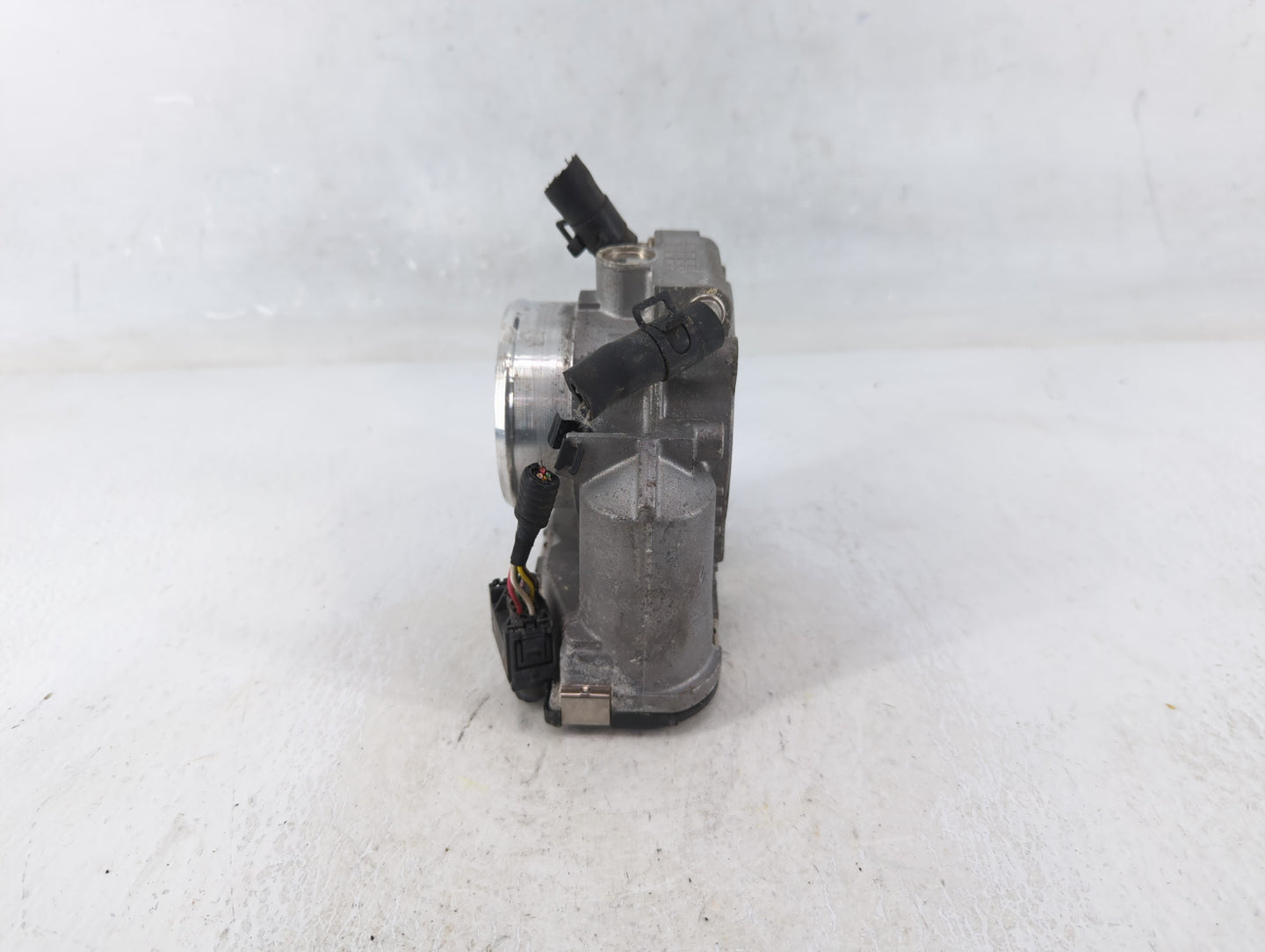 2011-2015 Hyundai Sonata Throttle Body P/N:35100-2G800 Fits Fits 2011 2012 2013 2014 2015 2016 OEM Used Auto Parts - Oemused