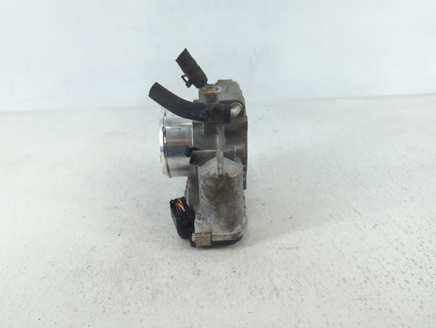 2011-2014 Hyundai Sonata Throttle Body P/N:35100-2G700 Fits Fits 2011 2012 2013 2014 2015 2016 OEM Used Auto Parts - Oemused