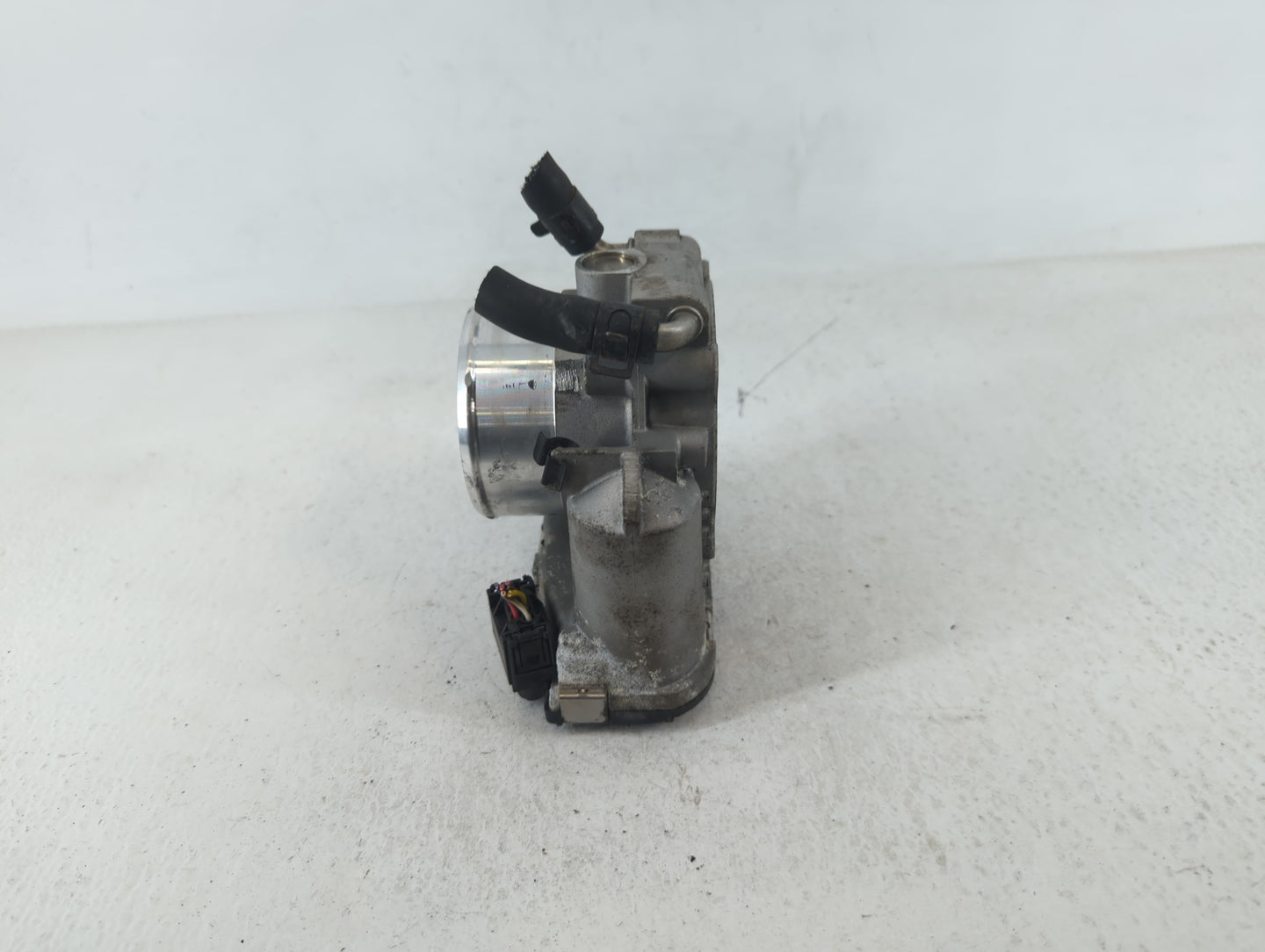 2011-2014 Hyundai Sonata Throttle Body P/N:35100-2G700 Fits Fits 2011 2012 2013 2014 2015 2016 OEM Used Auto Parts - Oemused