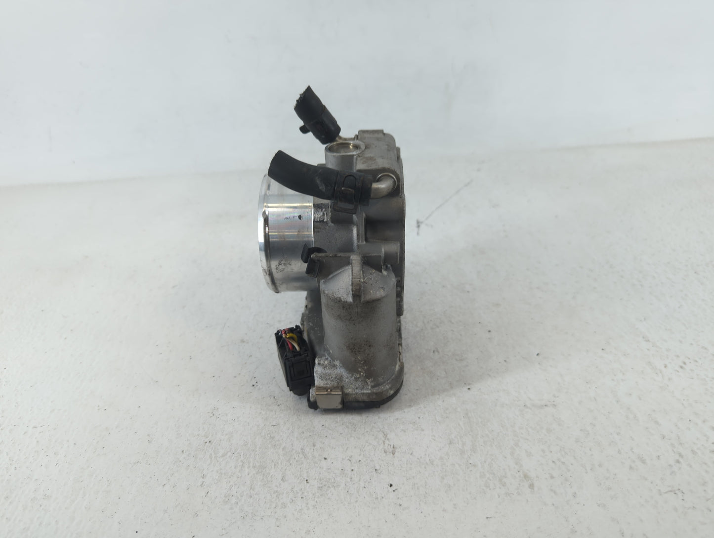 2011-2014 Hyundai Sonata Throttle Body P/N:35100-2G700 Fits Fits 2011 2012 2013 2014 2015 2016 OEM Used Auto Parts - Oemused