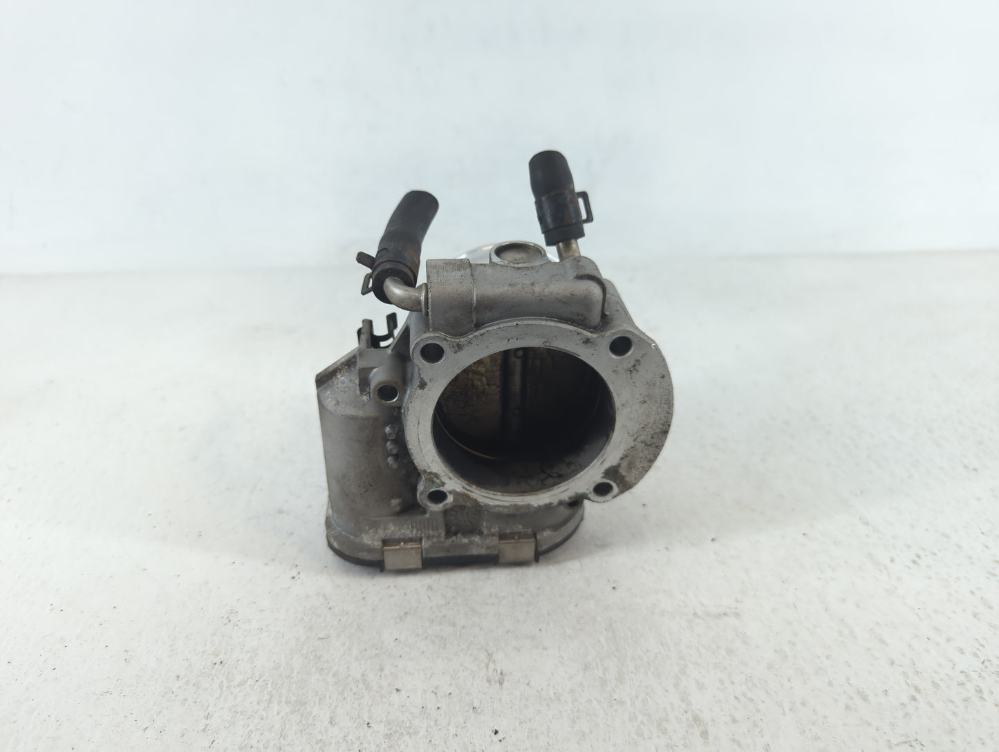 2011-2014 Hyundai Sonata Throttle Body P/N:35100-2G700 Fits Fits 2011 2012 2013 2014 2015 2016 OEM Used Auto Parts - Oemused
