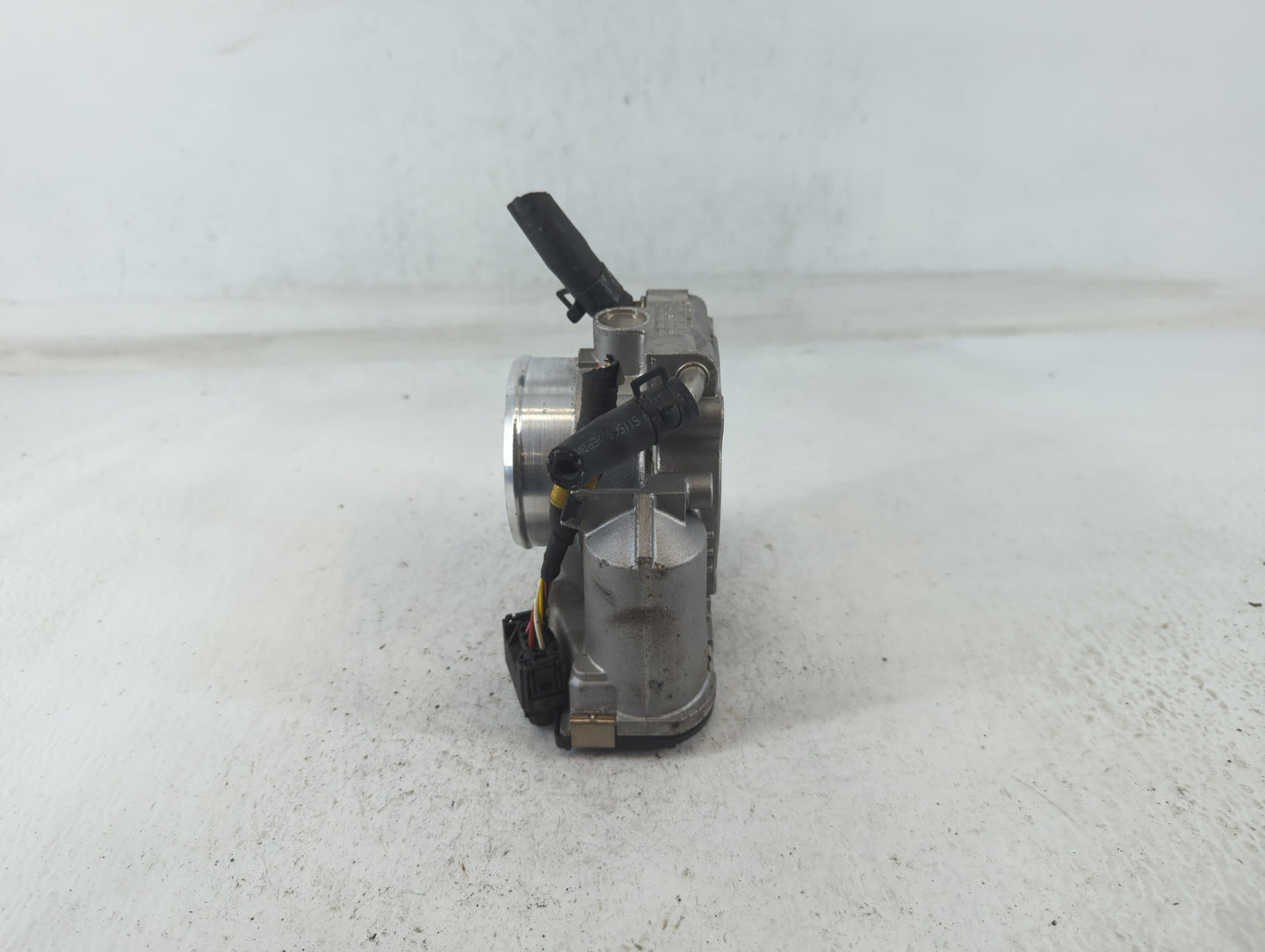 2011-2015 Hyundai Sonata Throttle Body P/N:35100-2G800 Fits Fits 2011 2012 2013 2014 2015 2016 OEM Used Auto Parts - Oemused