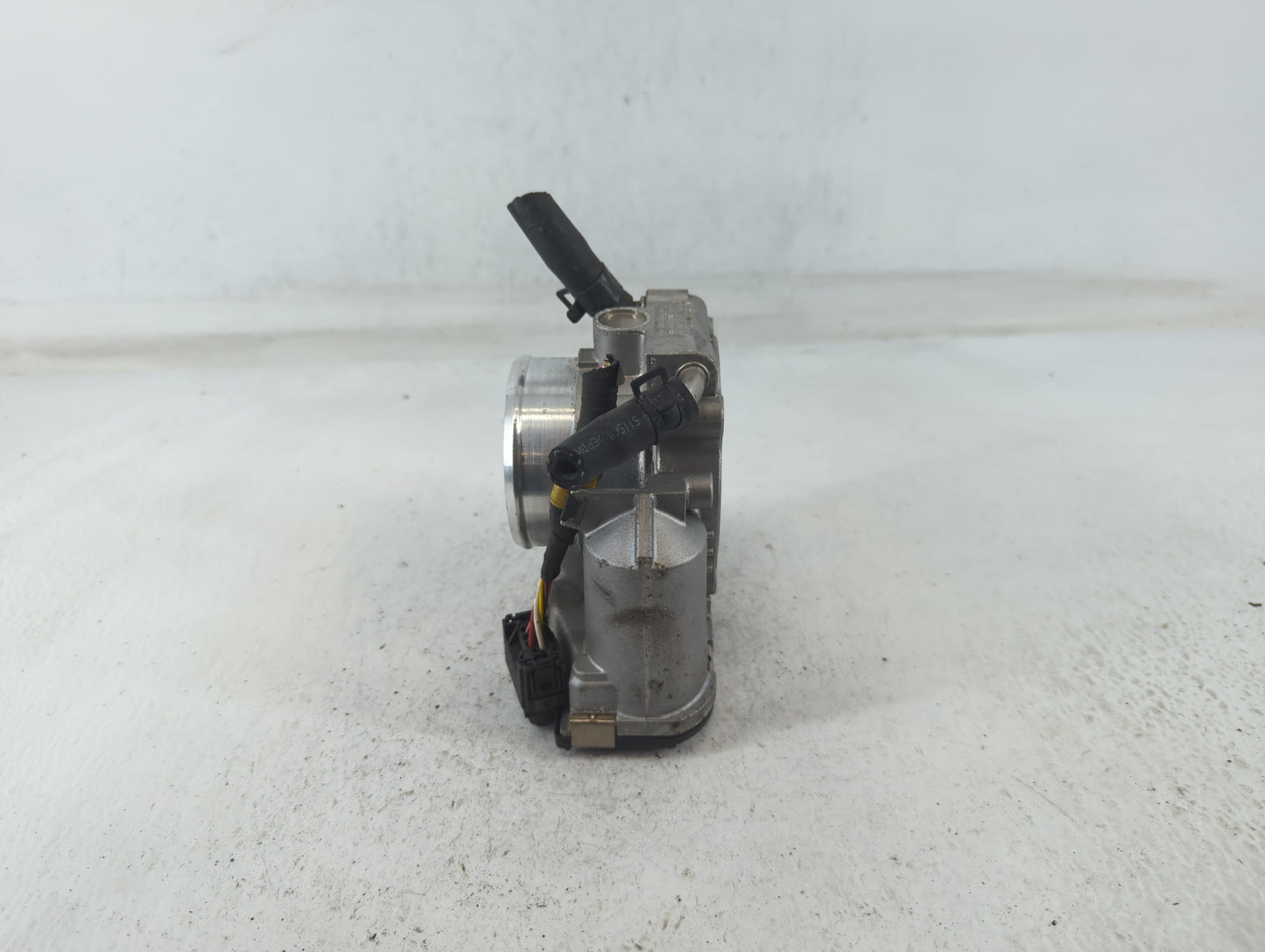 2011-2015 Hyundai Sonata Throttle Body P/N:35100-2G800 Fits Fits 2011 2012 2013 2014 2015 2016 OEM Used Auto Parts - Oemused
