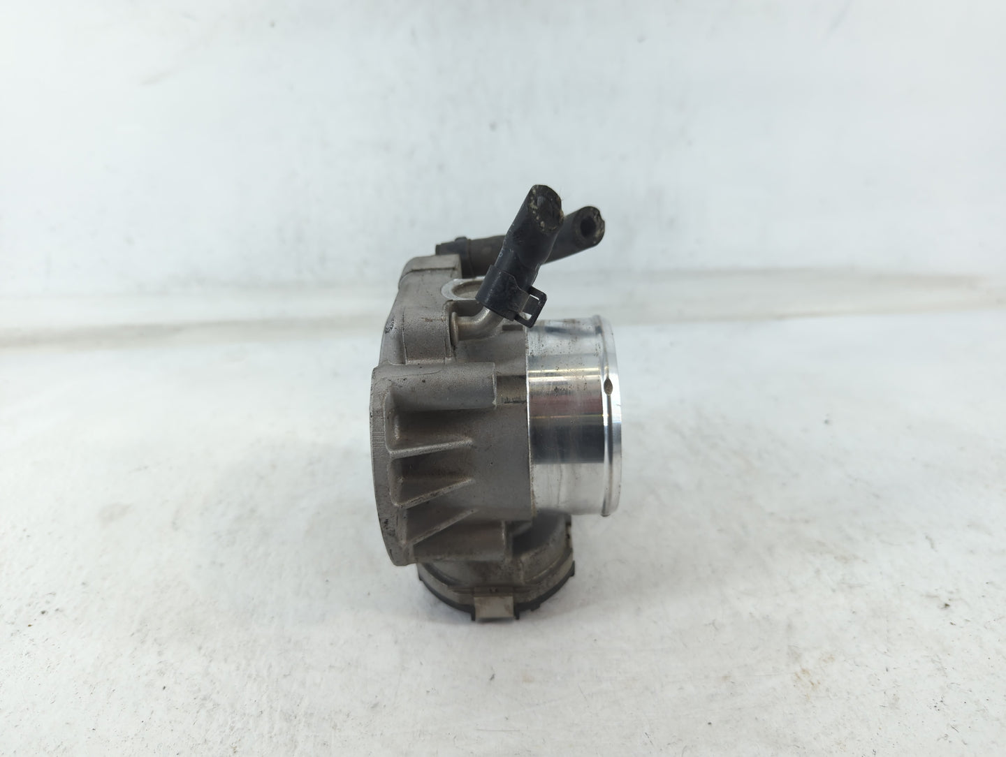 2011-2014 Hyundai Sonata Throttle Body P/N:35100-2G700 Fits Fits 2011 2012 2013 2014 2015 2016 OEM Used Auto Parts - Oemused