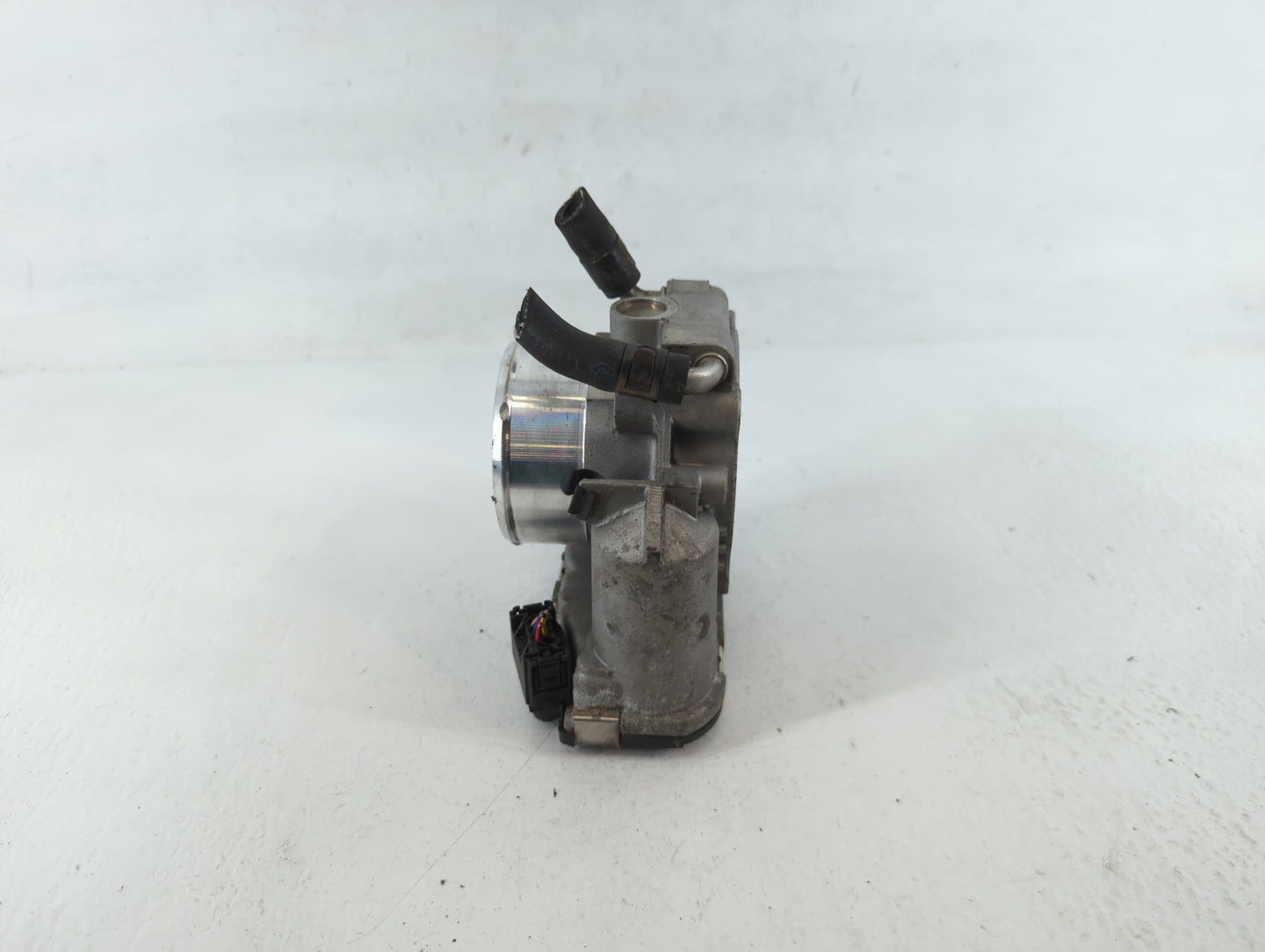 2011-2014 Hyundai Sonata Throttle Body P/N:35100-2G700 Fits Fits 2011 2012 2013 2014 2015 2016 OEM Used Auto Parts - Oemused