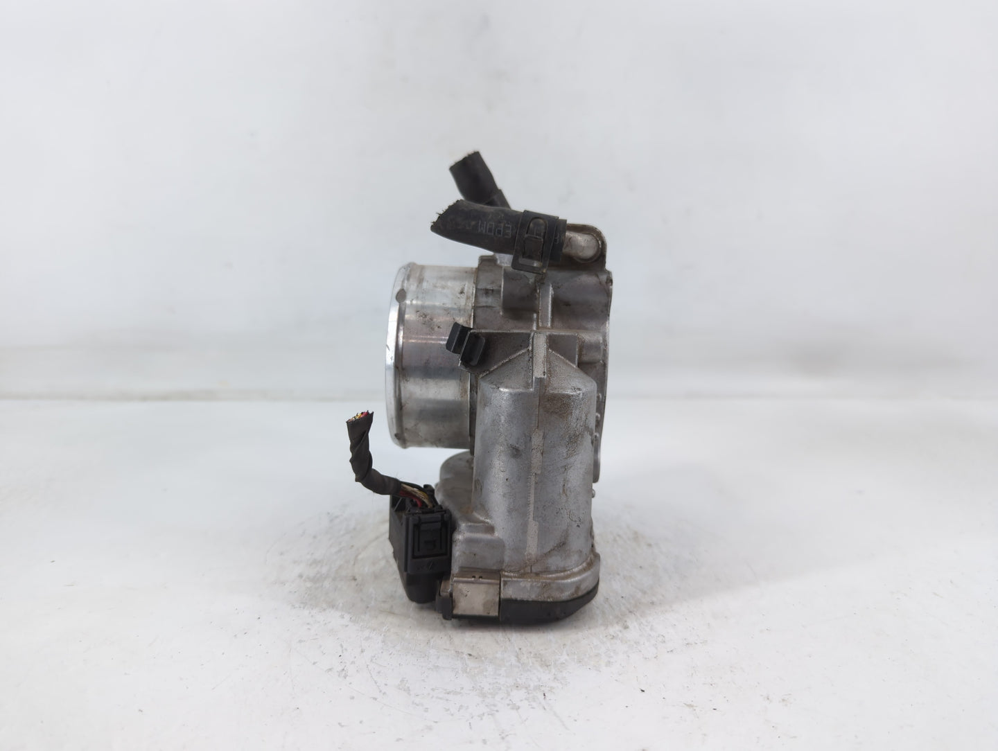 2011-2014 Hyundai Sonata Throttle Body P/N:35100-2G700 Fits Fits 2011 2012 2013 2014 2015 2016 OEM Used Auto Parts - Oemused