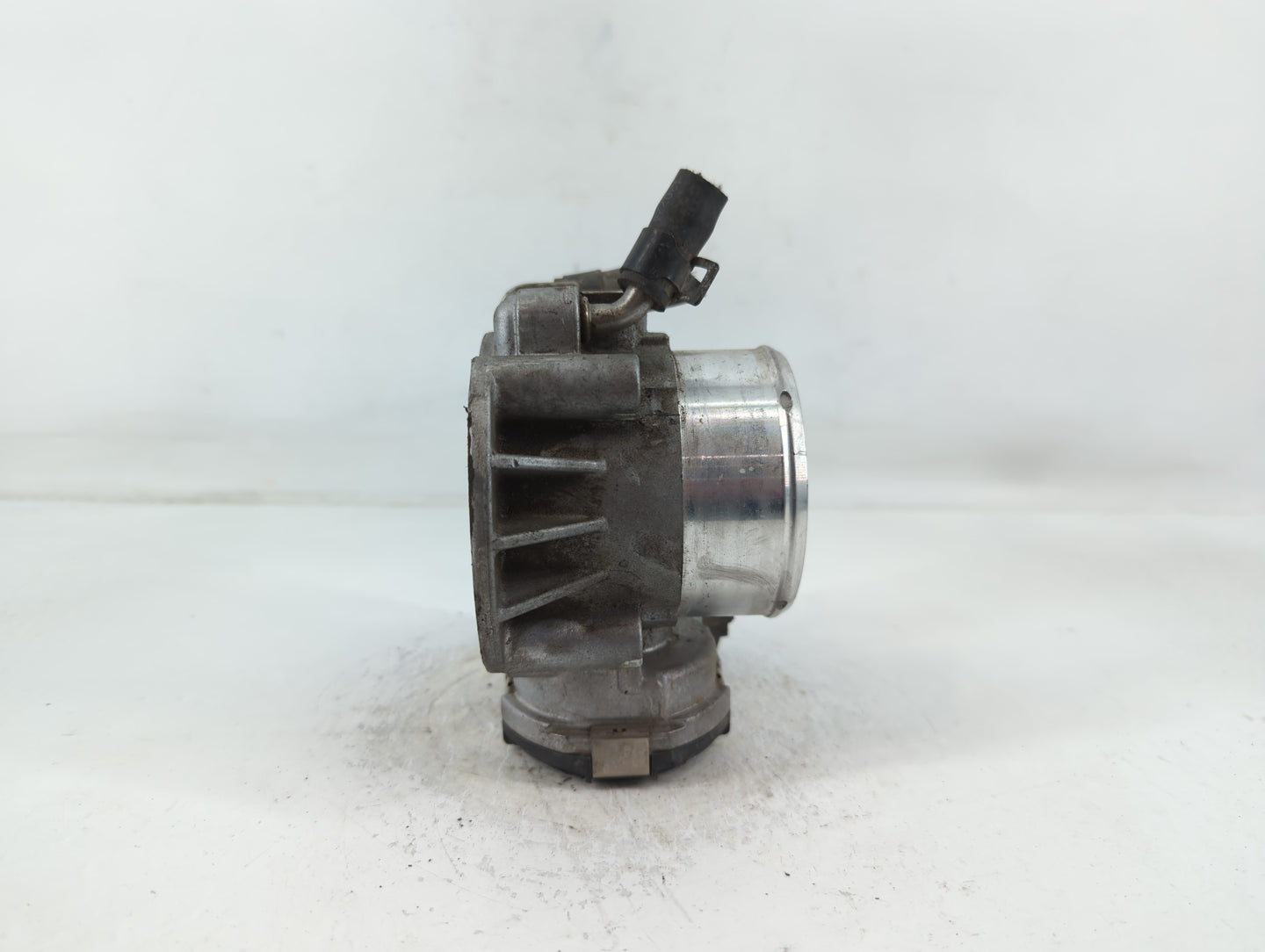 2011-2014 Hyundai Sonata Throttle Body P/N:35100-2G700 Fits Fits 2011 2012 2013 2014 2015 2016 OEM Used Auto Parts - Oemused