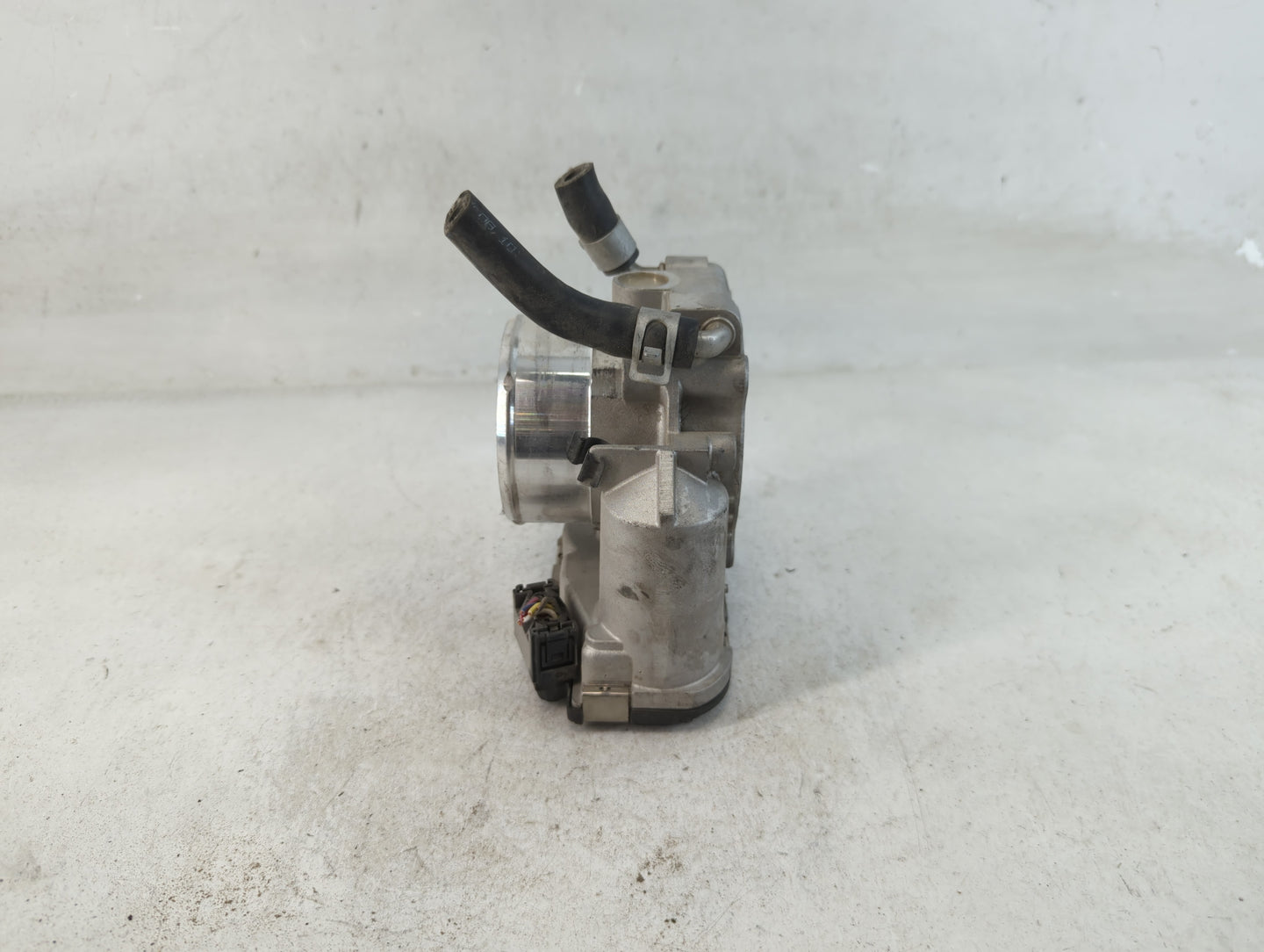 2011-2014 Hyundai Sonata Throttle Body P/N:35100-2G700 Fits Fits 2011 2012 2013 2014 2015 2016 OEM Used Auto Parts - Oemused