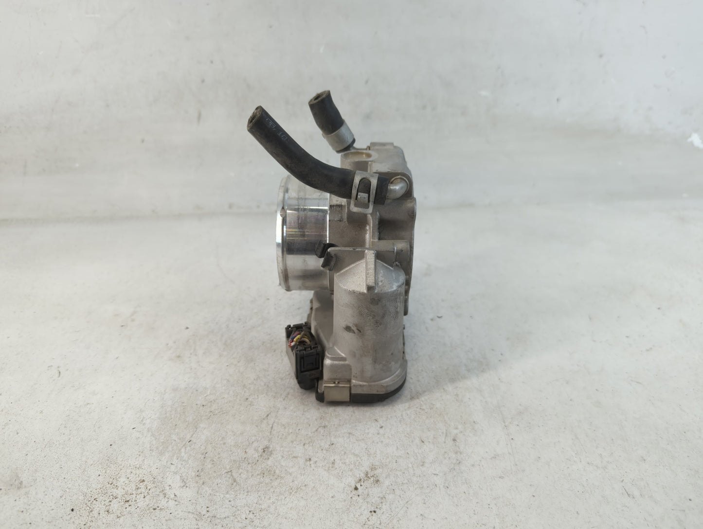 2011-2014 Hyundai Sonata Throttle Body P/N:35100-2G700 Fits Fits 2011 2012 2013 2014 2015 2016 OEM Used Auto Parts - Oemused