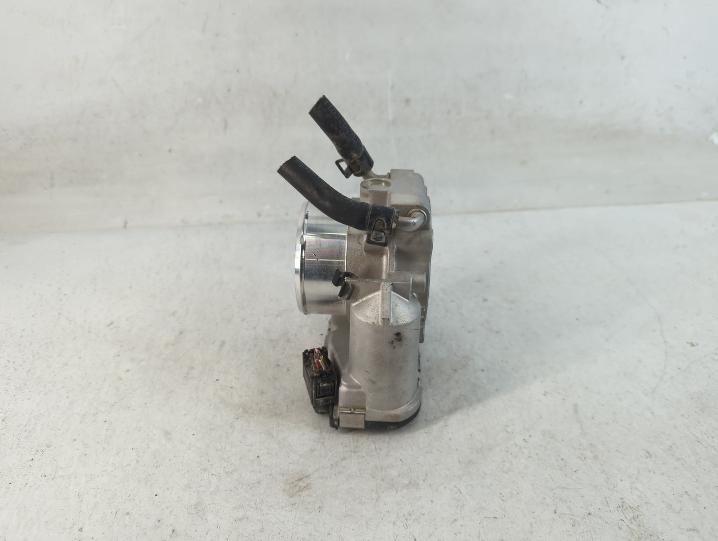2011-2014 Hyundai Sonata Throttle Body P/N:35100-2G700 Fits Fits 2011 2012 2013 2014 2015 2016 OEM Used Auto Parts - Oemused