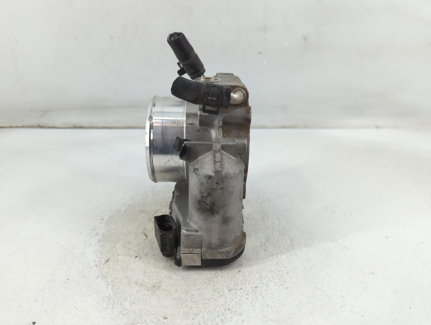 2011-2014 Hyundai Sonata Throttle Body P/N:35100-2G700 Fits Fits 2011 2012 2013 2014 2015 2016 OEM Used Auto Parts - Oemused