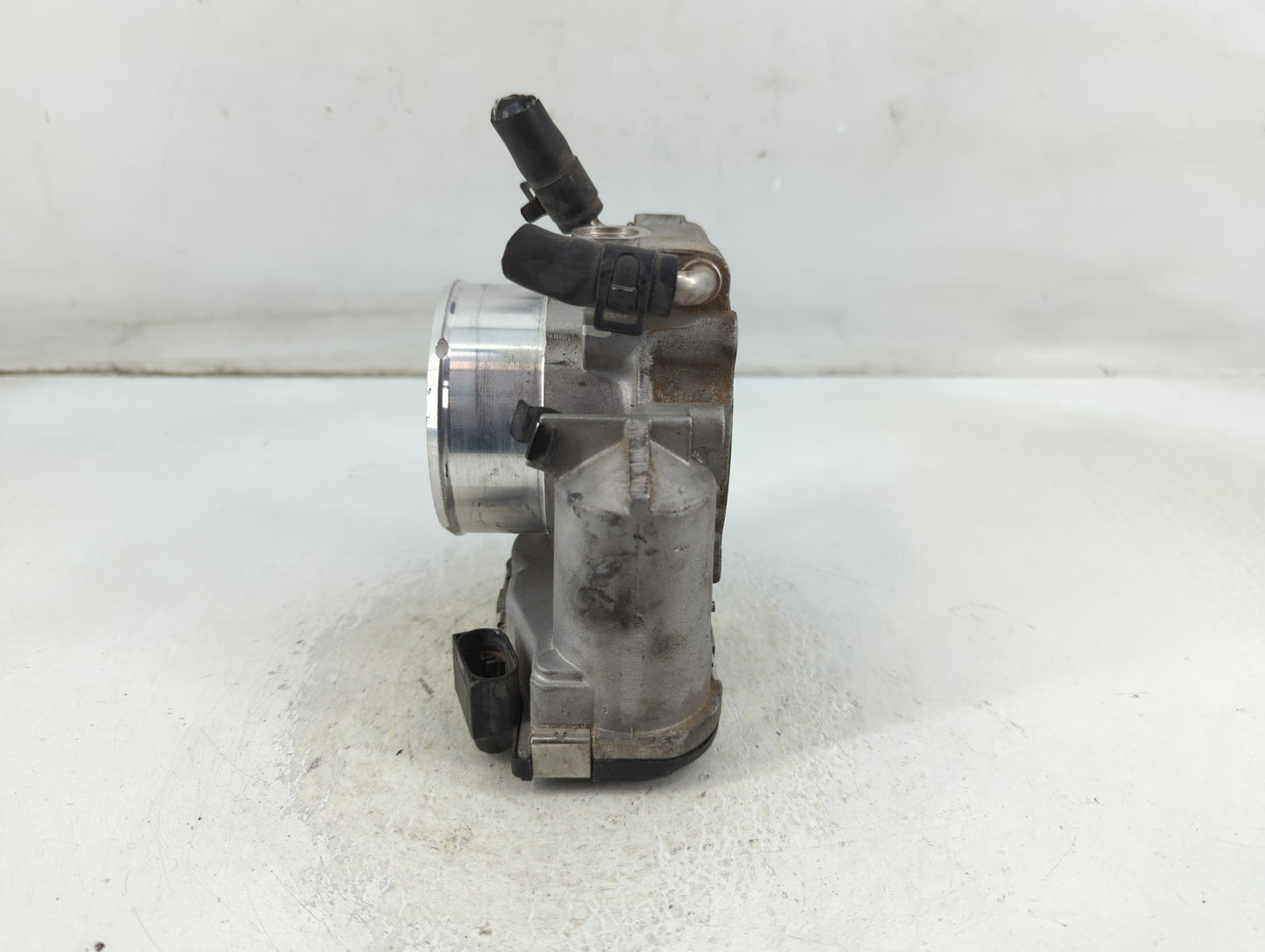 2011-2014 Hyundai Sonata Throttle Body P/N:35100-2G700 Fits Fits 2011 2012 2013 2014 2015 2016 OEM Used Auto Parts - Oemused