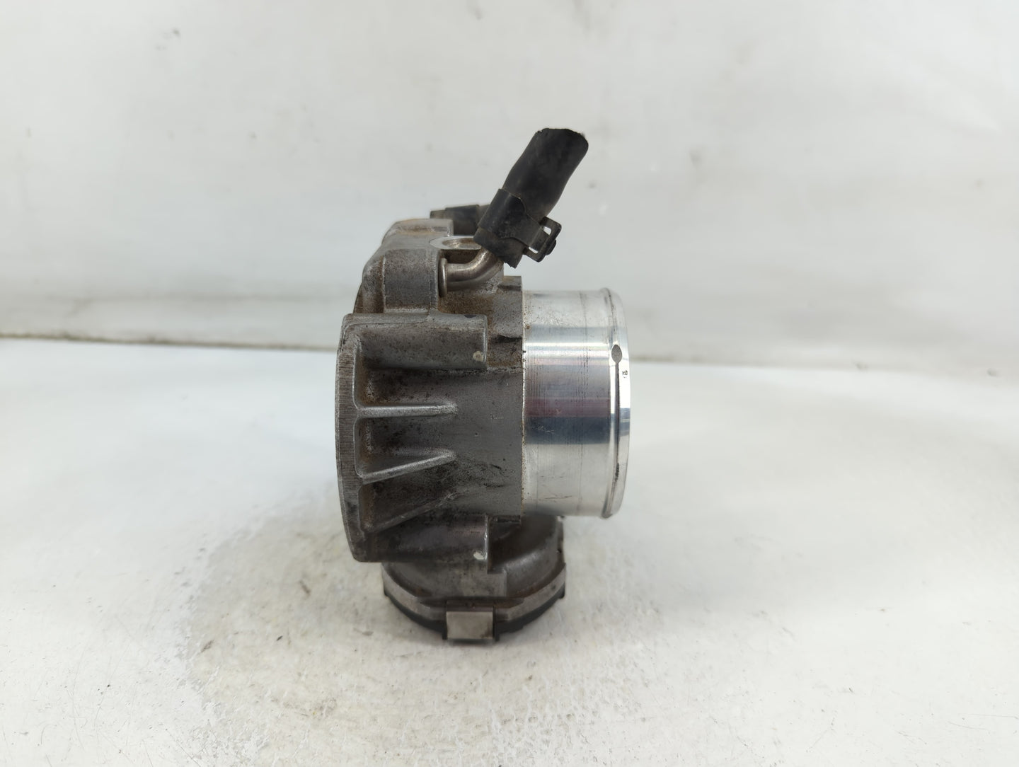 2011-2014 Hyundai Sonata Throttle Body P/N:35100-2G700 Fits Fits 2011 2012 2013 2014 2015 2016 OEM Used Auto Parts - Oemused