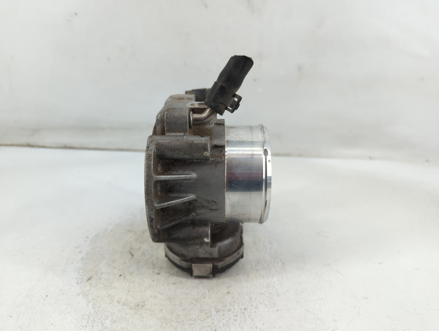 2011-2014 Hyundai Sonata Throttle Body P/N:35100-2G700 Fits Fits 2011 2012 2013 2014 2015 2016 OEM Used Auto Parts - Oemused